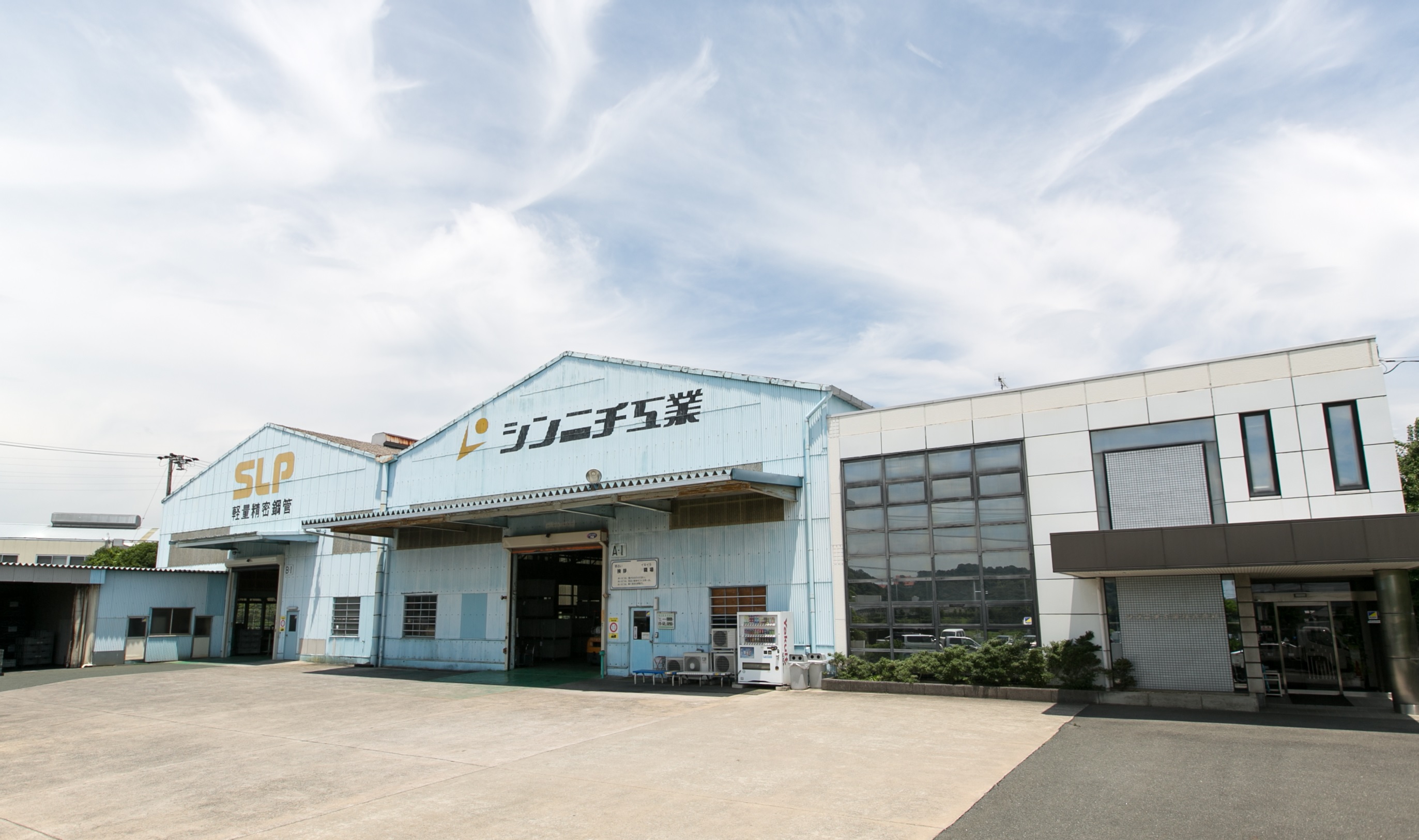 ある夏の日の本社正面