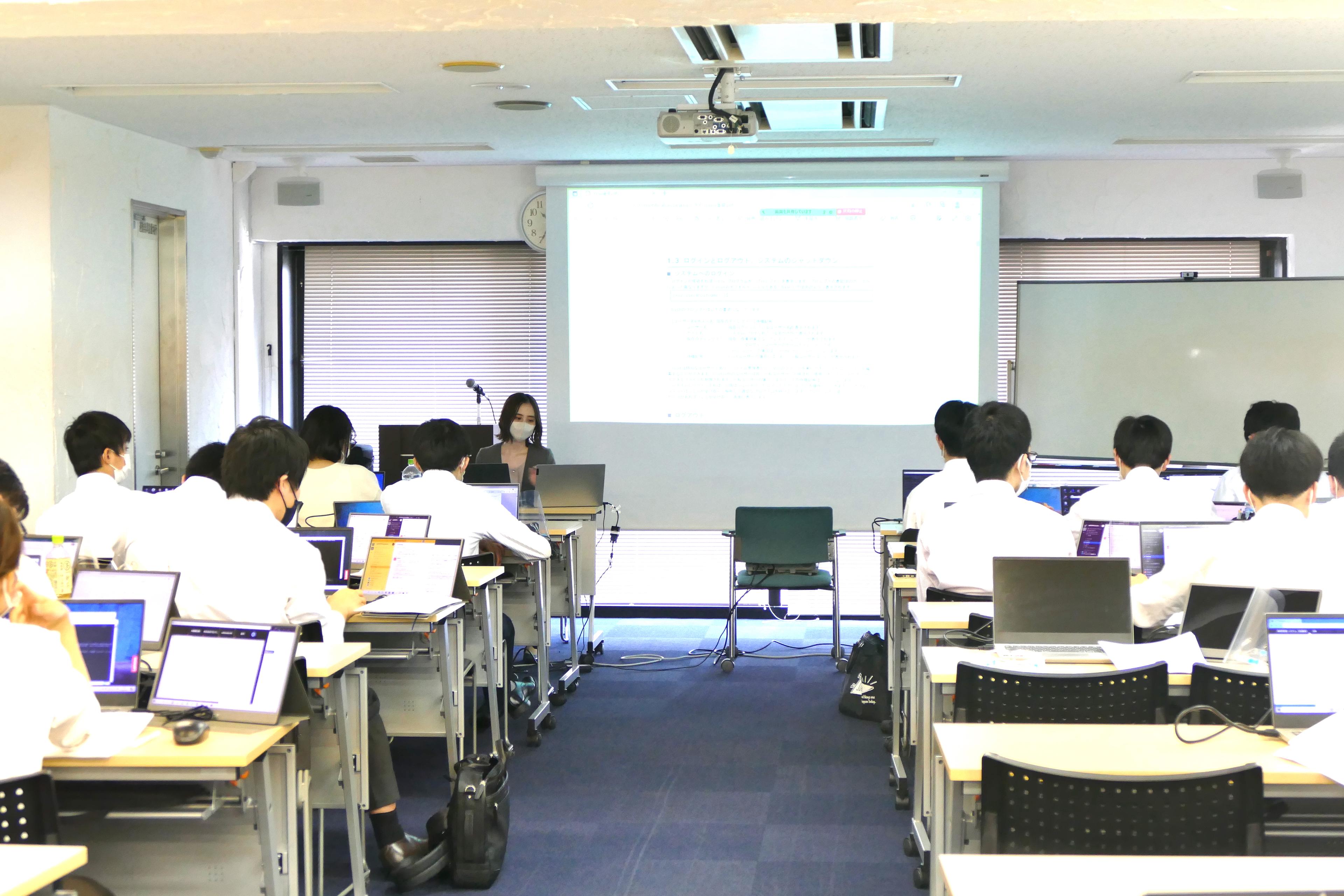 一番の魅力は受講者の社会人としての第一歩をサポートできること 新卒 未経験からit講師としてのキャリアアップを実現 株式会社クロノス