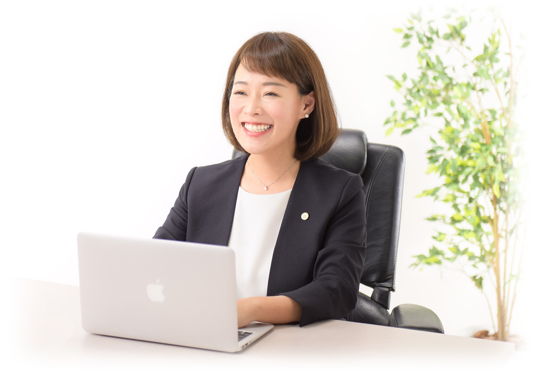 デスクに置いた花束に隠されていた、行政書士として働くワケ。