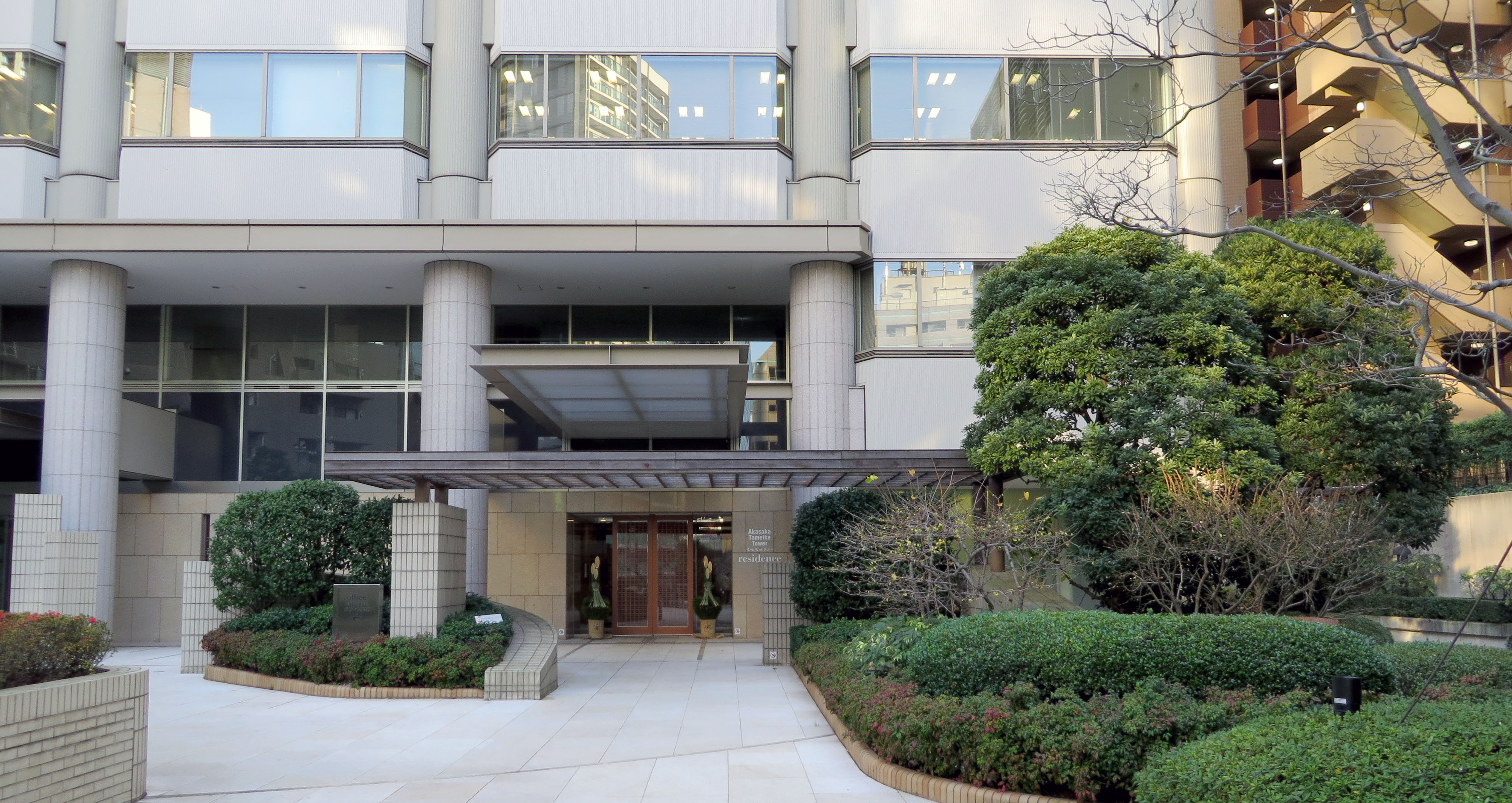 赤坂側からの入口（レジデンス＋オフィス）