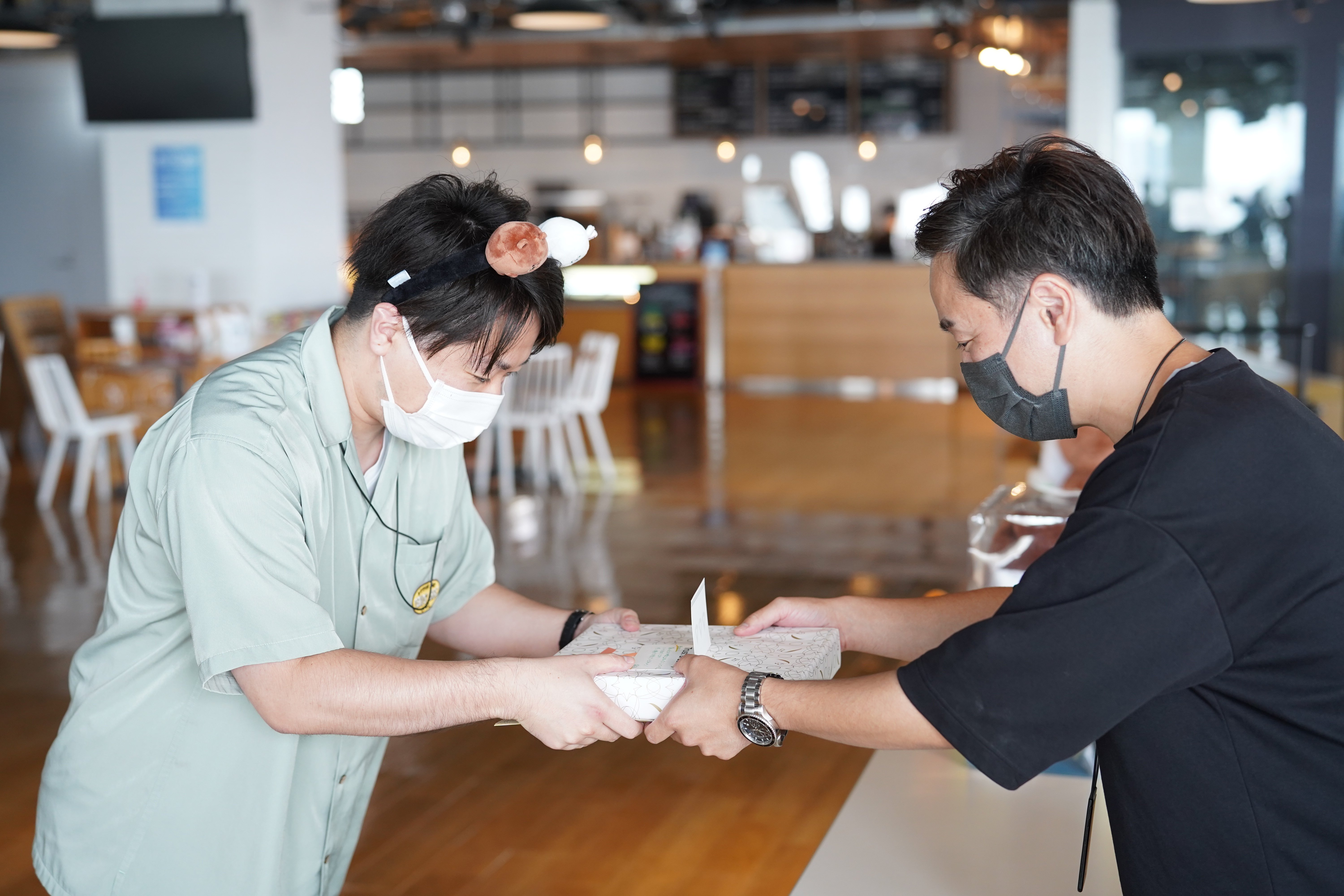 サービス運営の裏側！？日々サービスを縁の下で支えるメンバーへのサプライズ会に密着