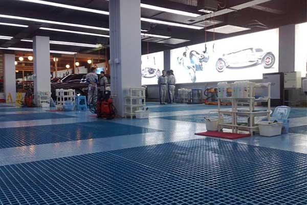 What kind of ground is suitable for laying car wash gratings?