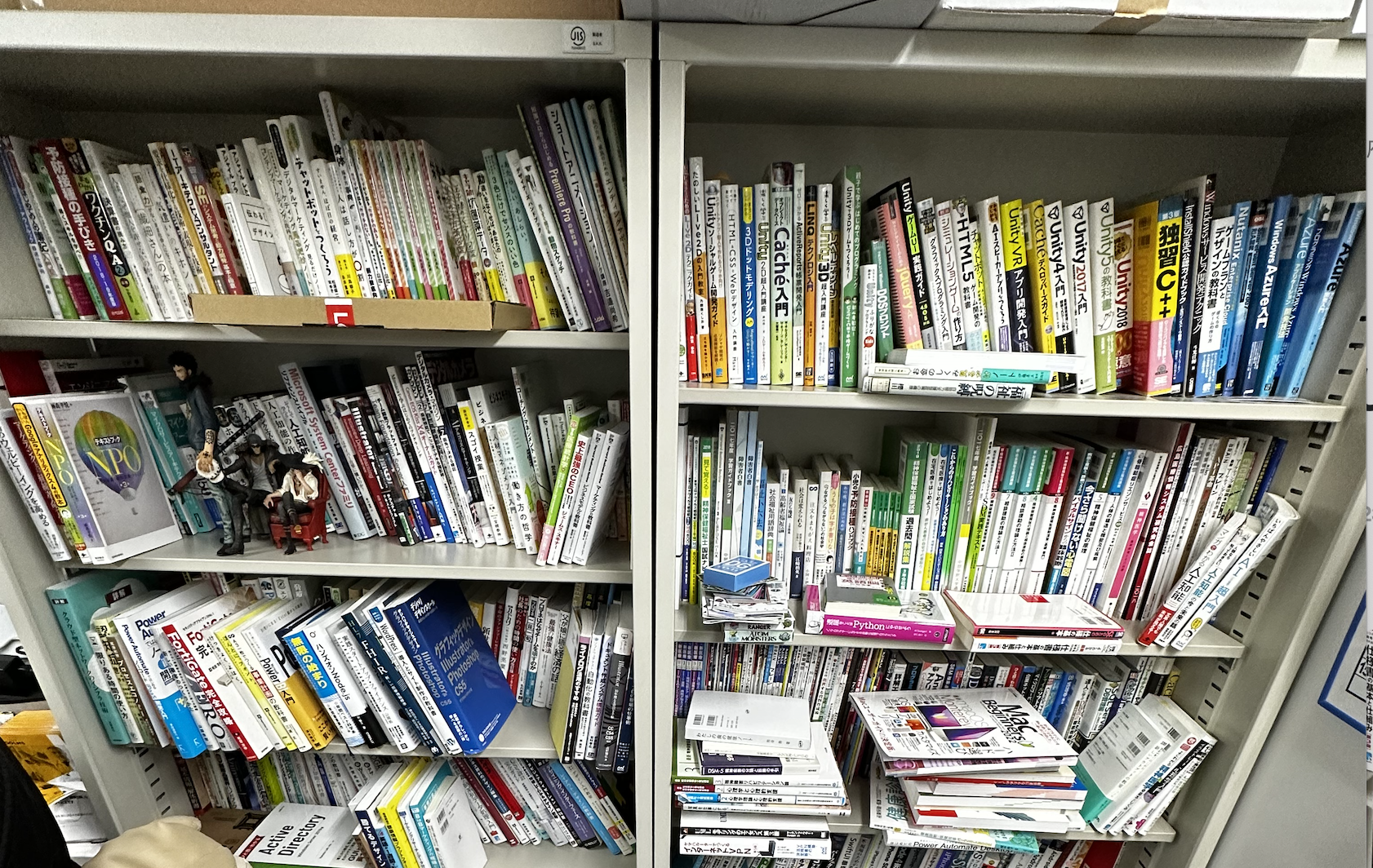 事務所の本棚。整理しなきゃ。