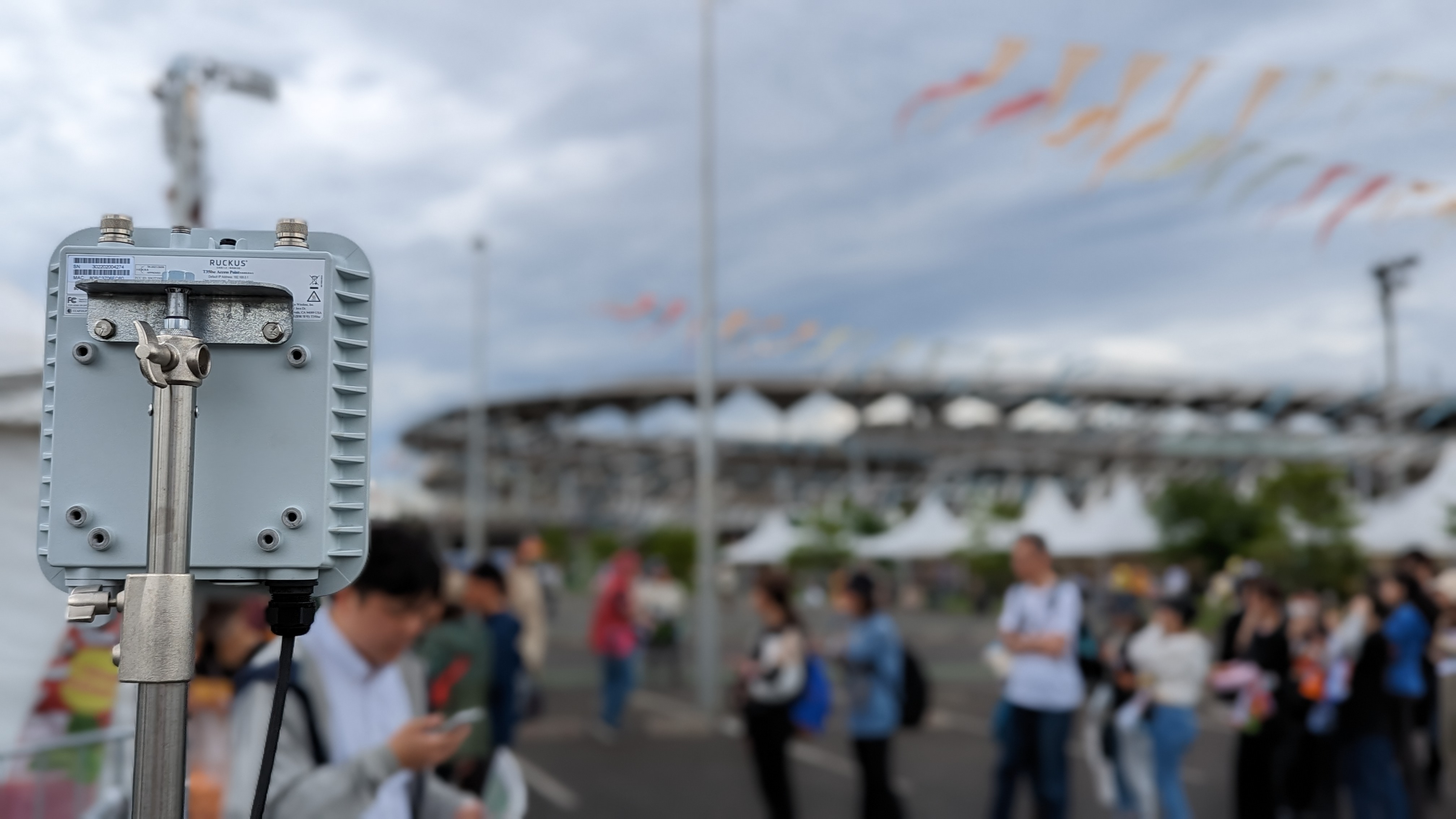 青空と強風の中のWi-Fi