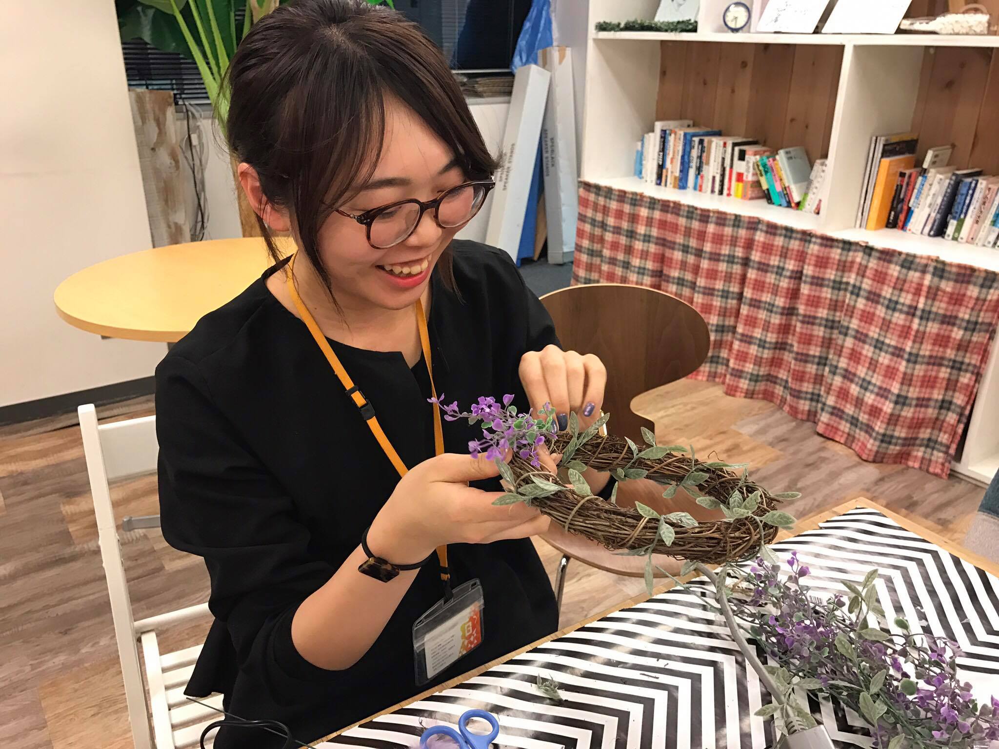 社内で春のリース作り！