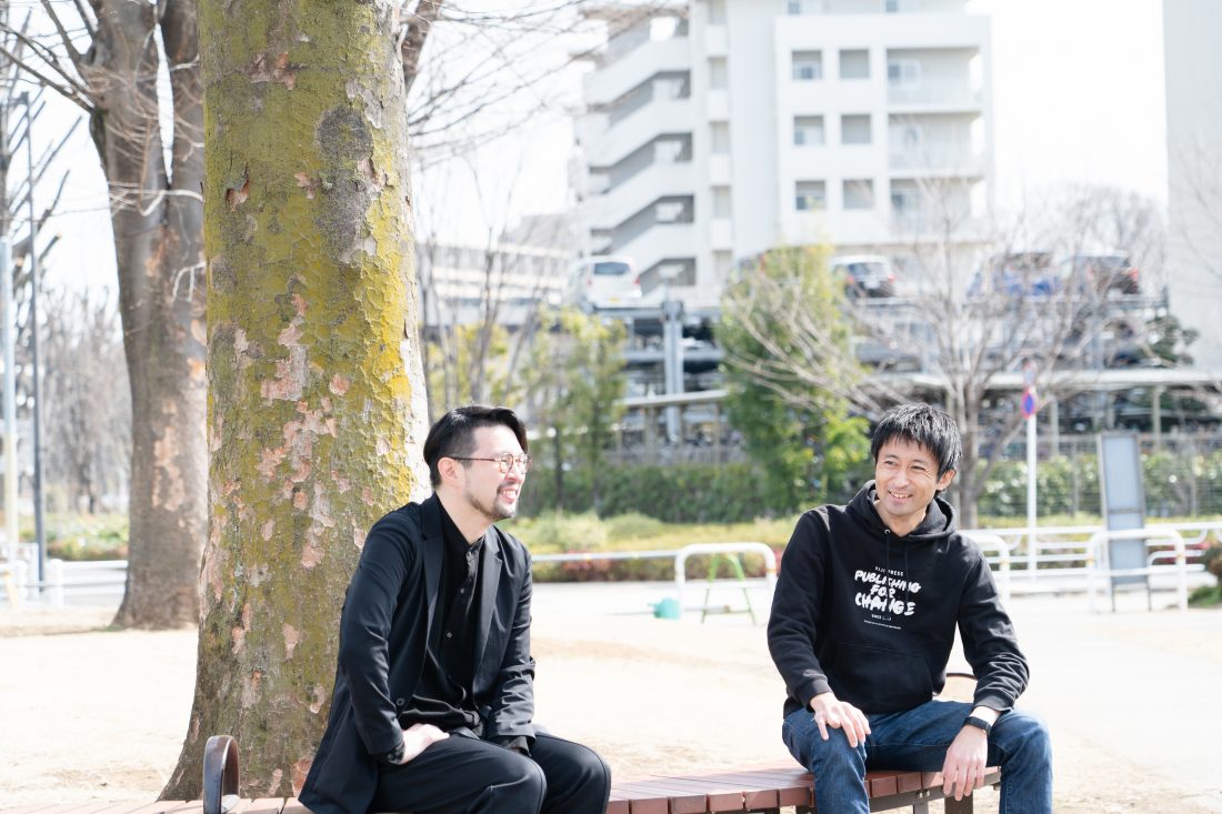 孤独・孤立の時代に、まちを楽しみ、助け合う（前編）【英治出版 高野達成氏 × HITOTOWA 荒昌史】｜出版記念対談