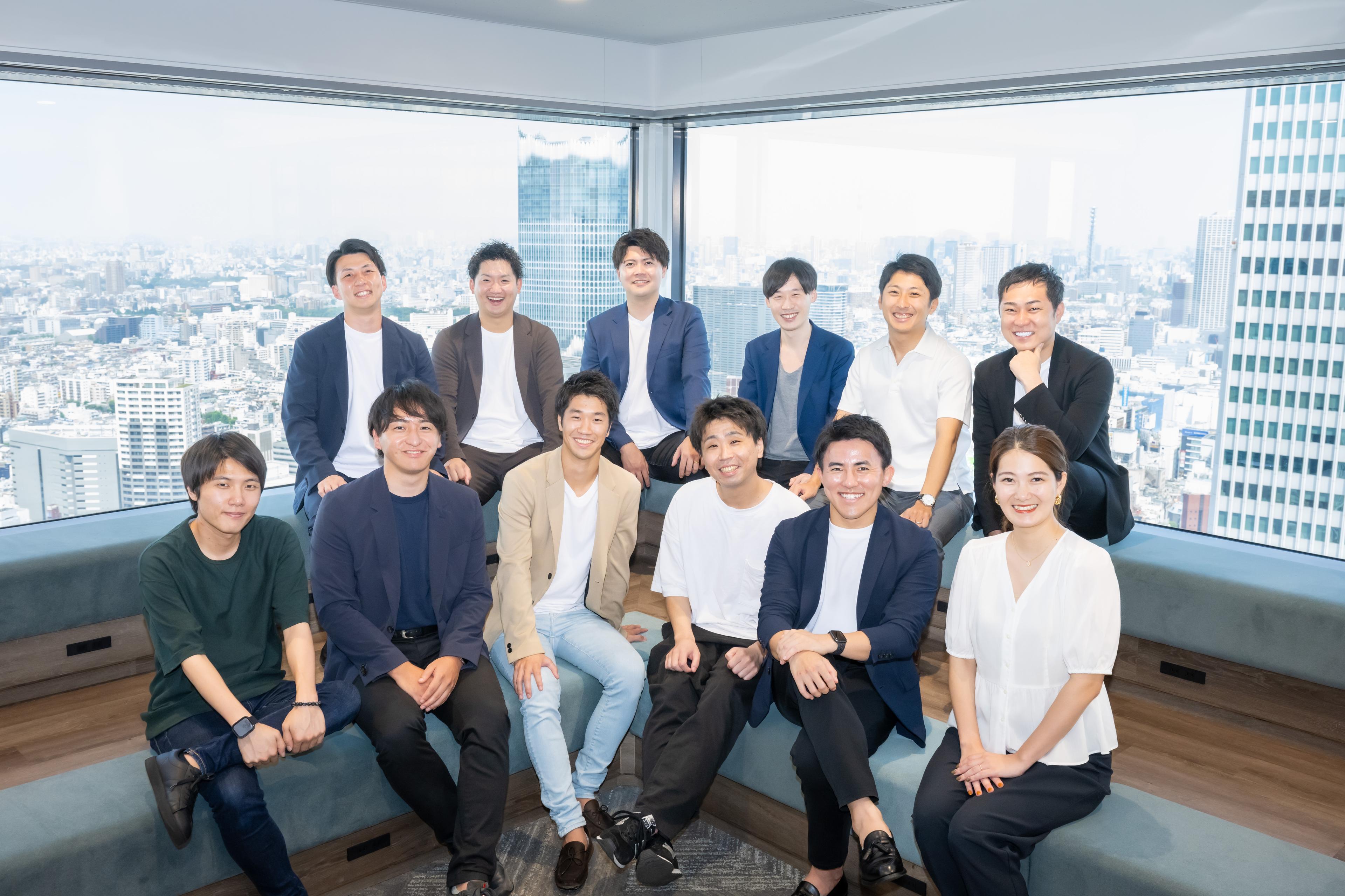 新メンバーを入れて写真撮影をしました！当日の撮影風景から見えるDXYZの社風をお伝えします。