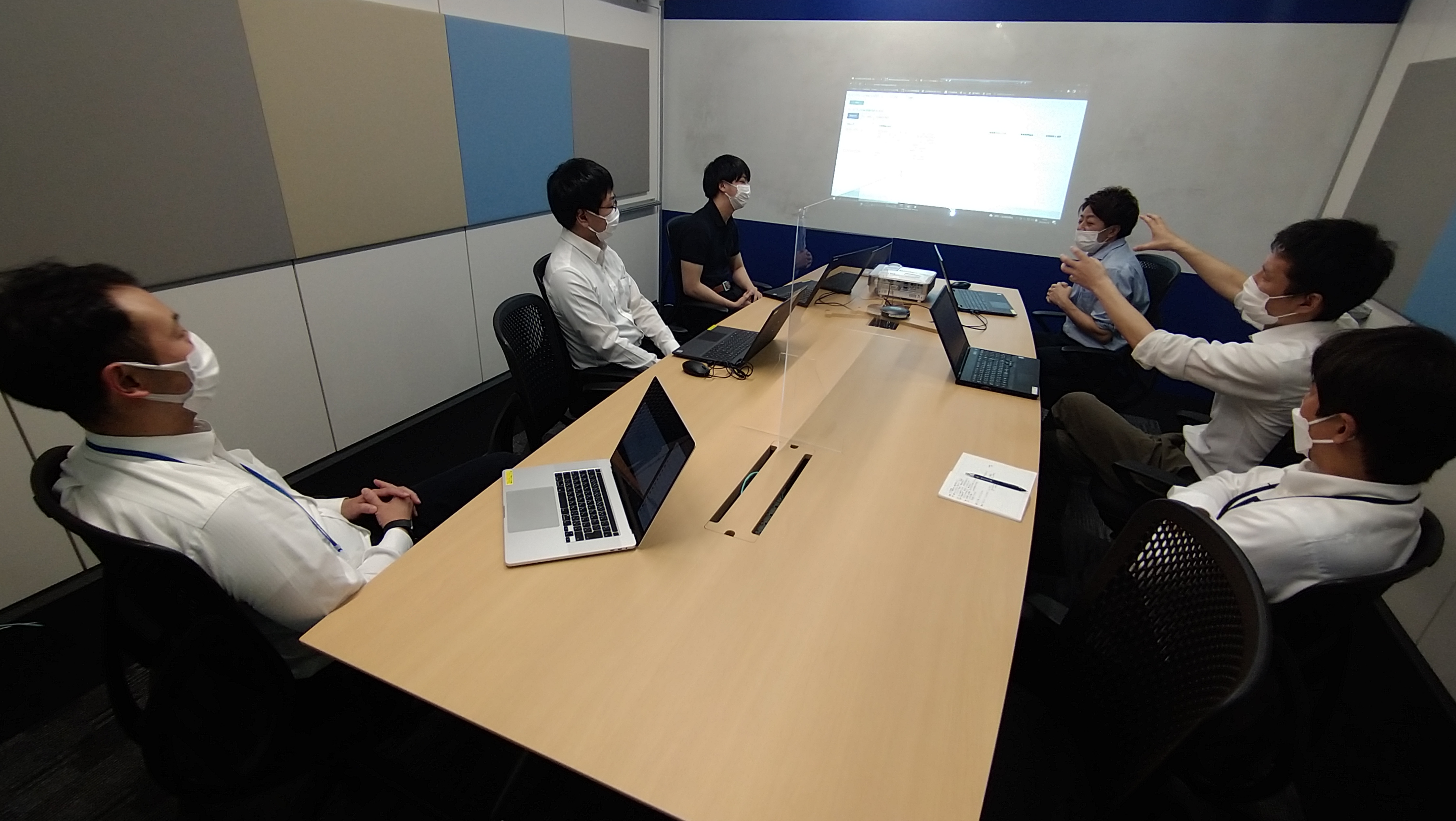 社内勉強会を行っています