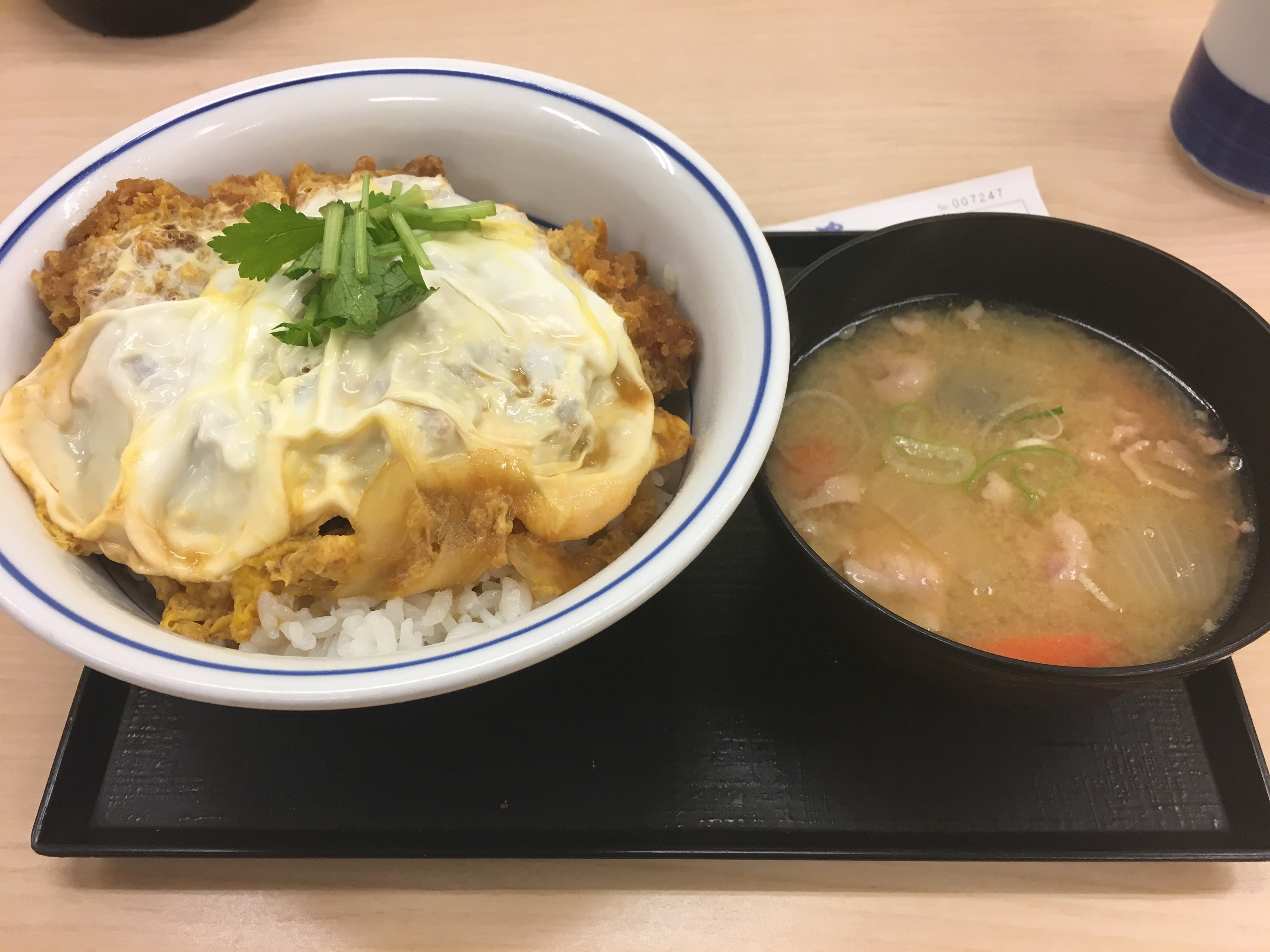 高円寺のかつやでカツ丼食べてたんですよ。