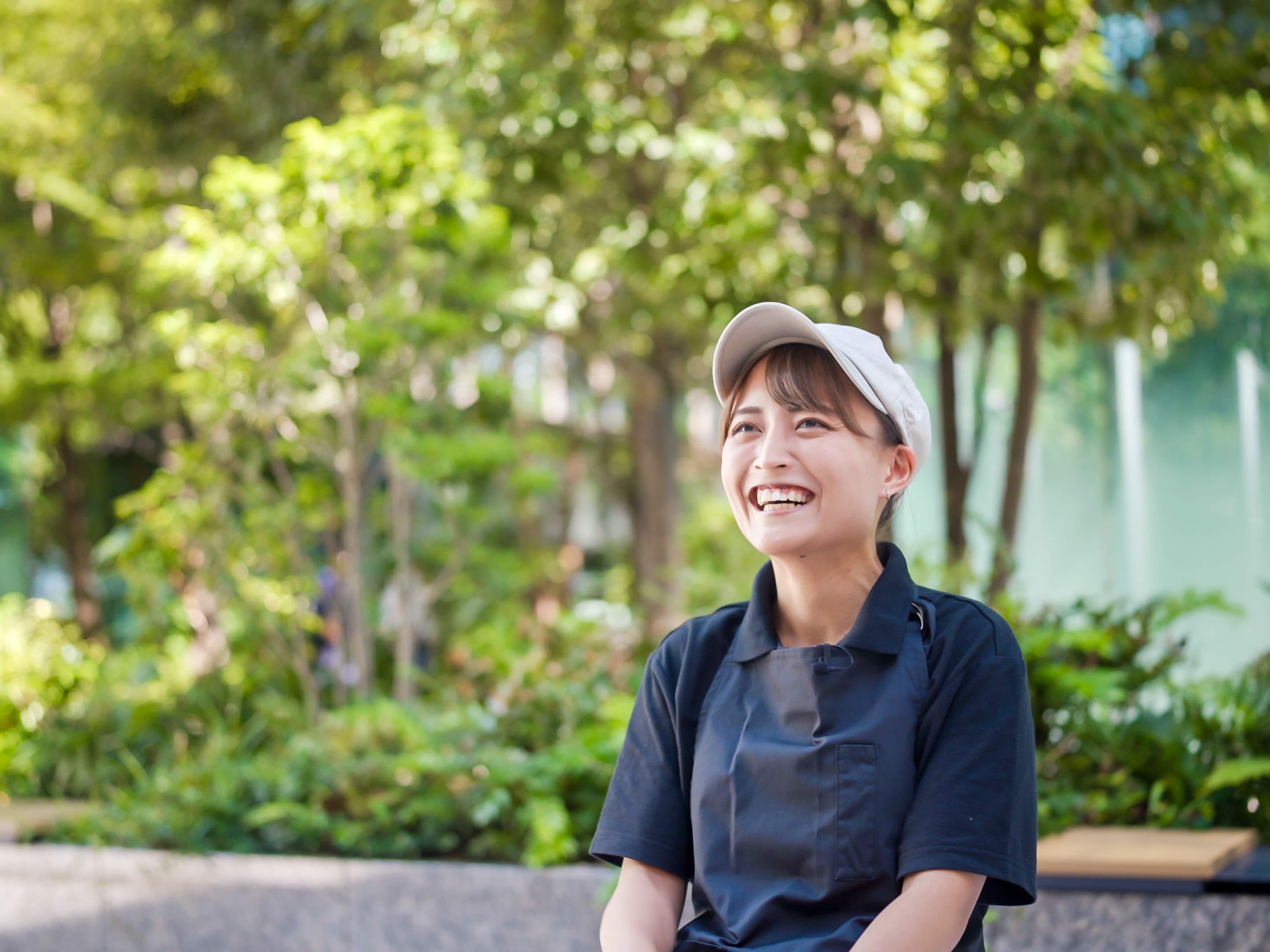 原動力は、お客様の“あたたかい言葉”。最高の店舗をカタチにする、heartfeltなチーム文化を語ります。【フリホーレス社員インタビュー｜安達 広海】