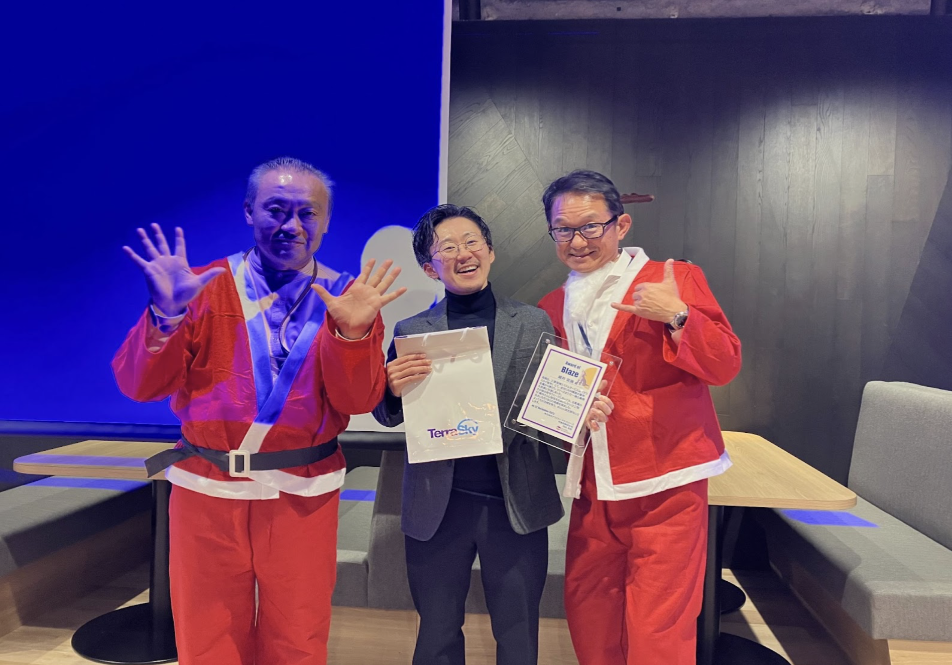 四半期に一度社員が集結する総会。12月末はクリスマスパーティ＆忘年会を兼ねて盛大に開催！