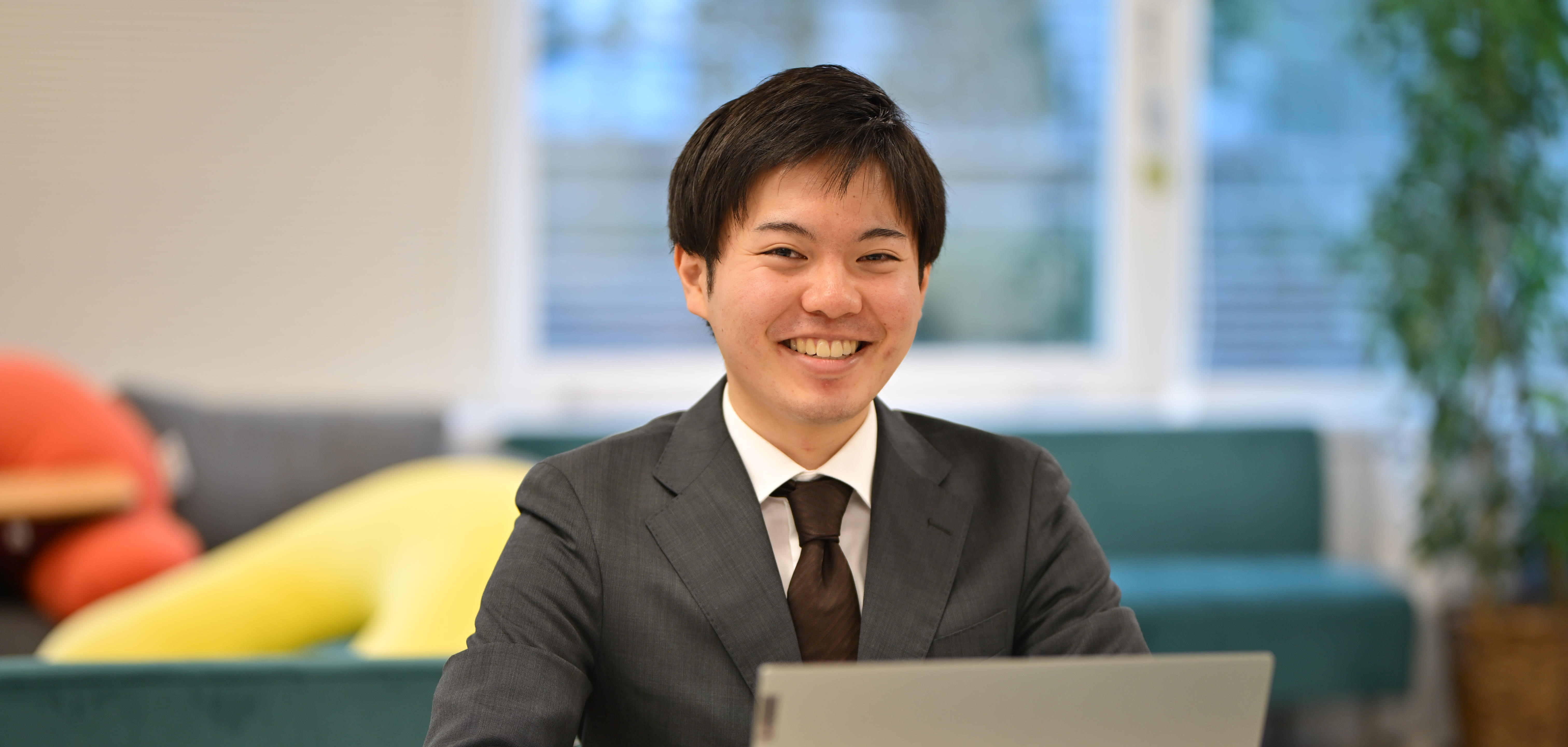新卒社員の1日に密着・インタビュー！「言語の壁によって負荷を抱える状況に貢献したい」