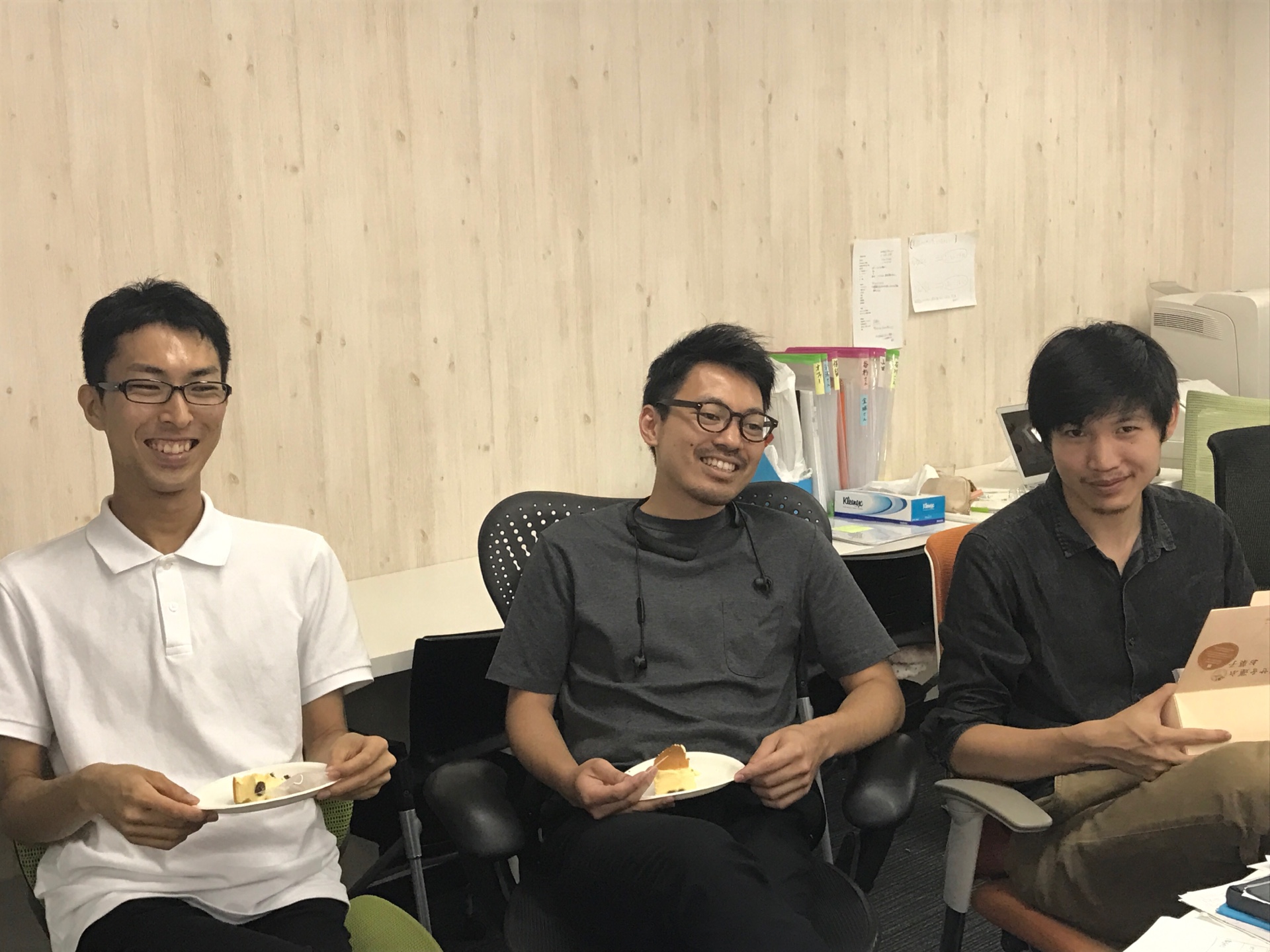 ナイトレイ代表 石川さんからの美味しいお土産に大喜び、仕事にもますます精が出ますね( ´ ▽ ` )！🍰🍪