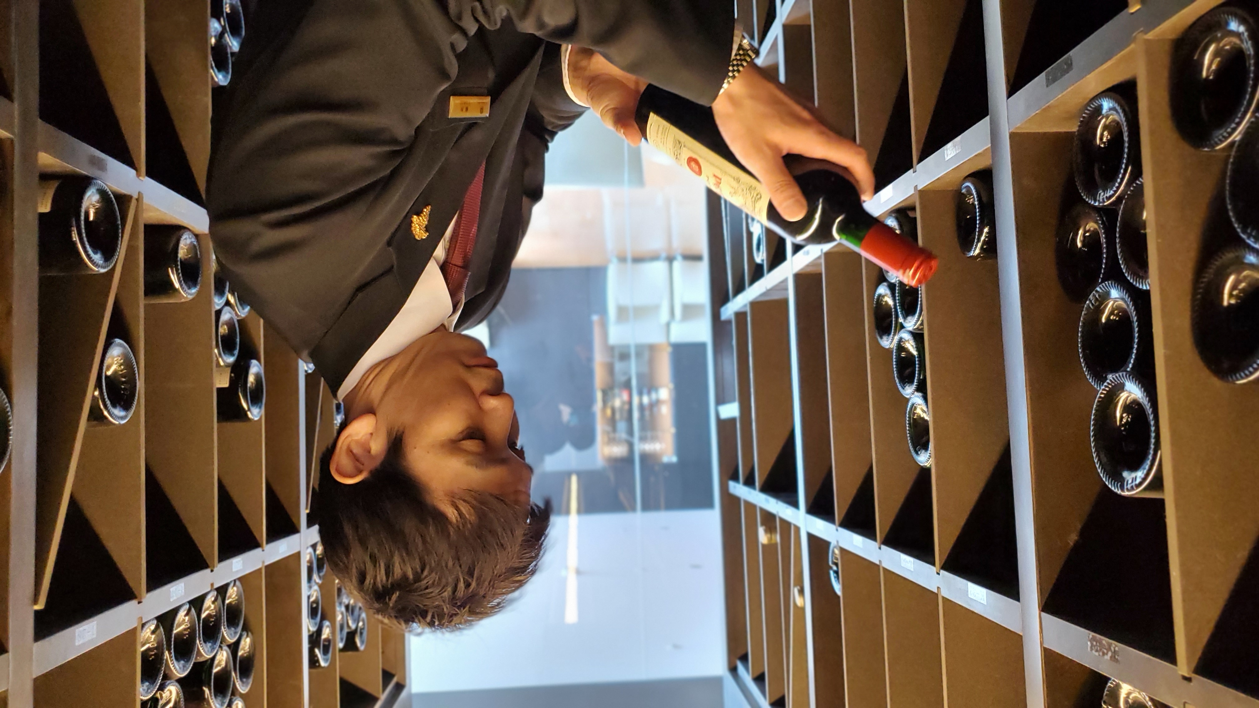 桁違いのワイン在庫を抱える「ソムリエ」のシゴト