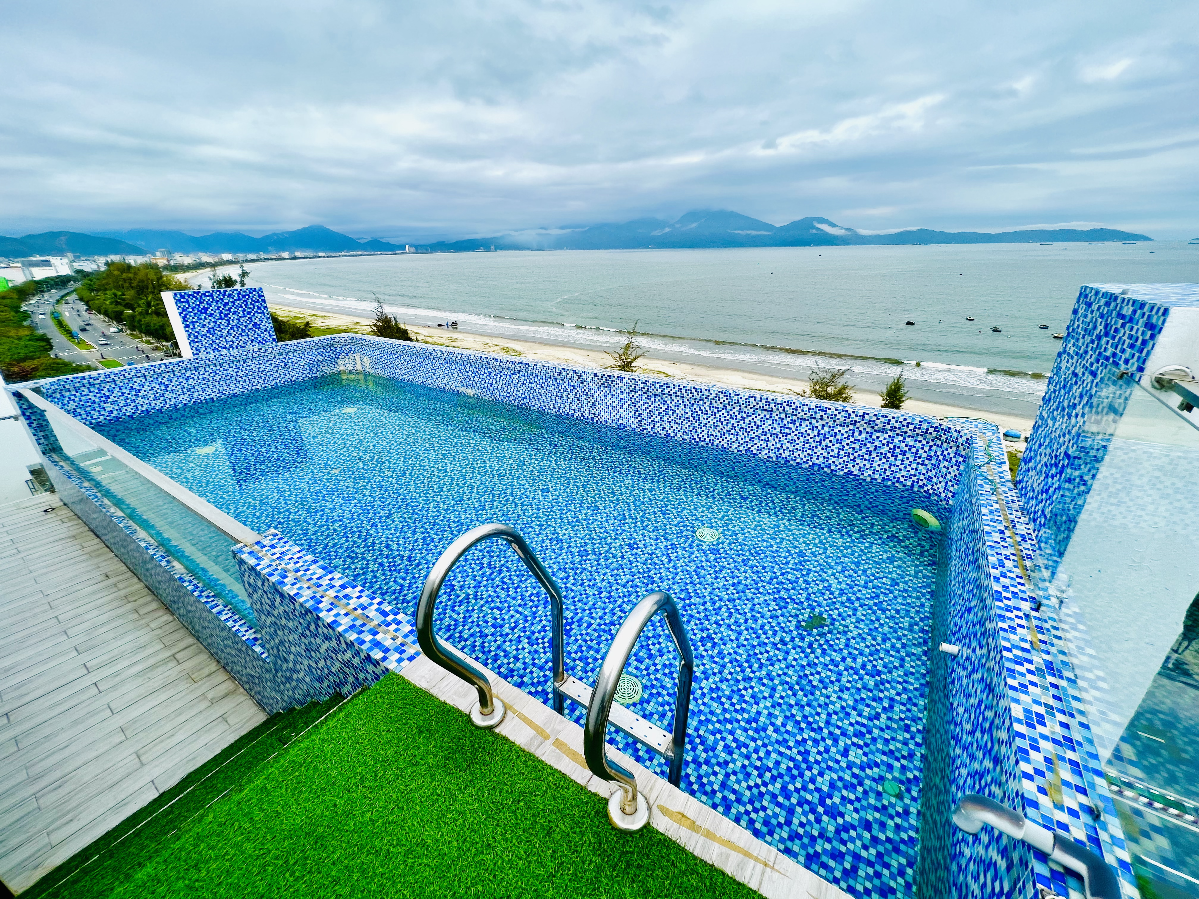 【ダナン支社】プール付きオフィスをご紹介！