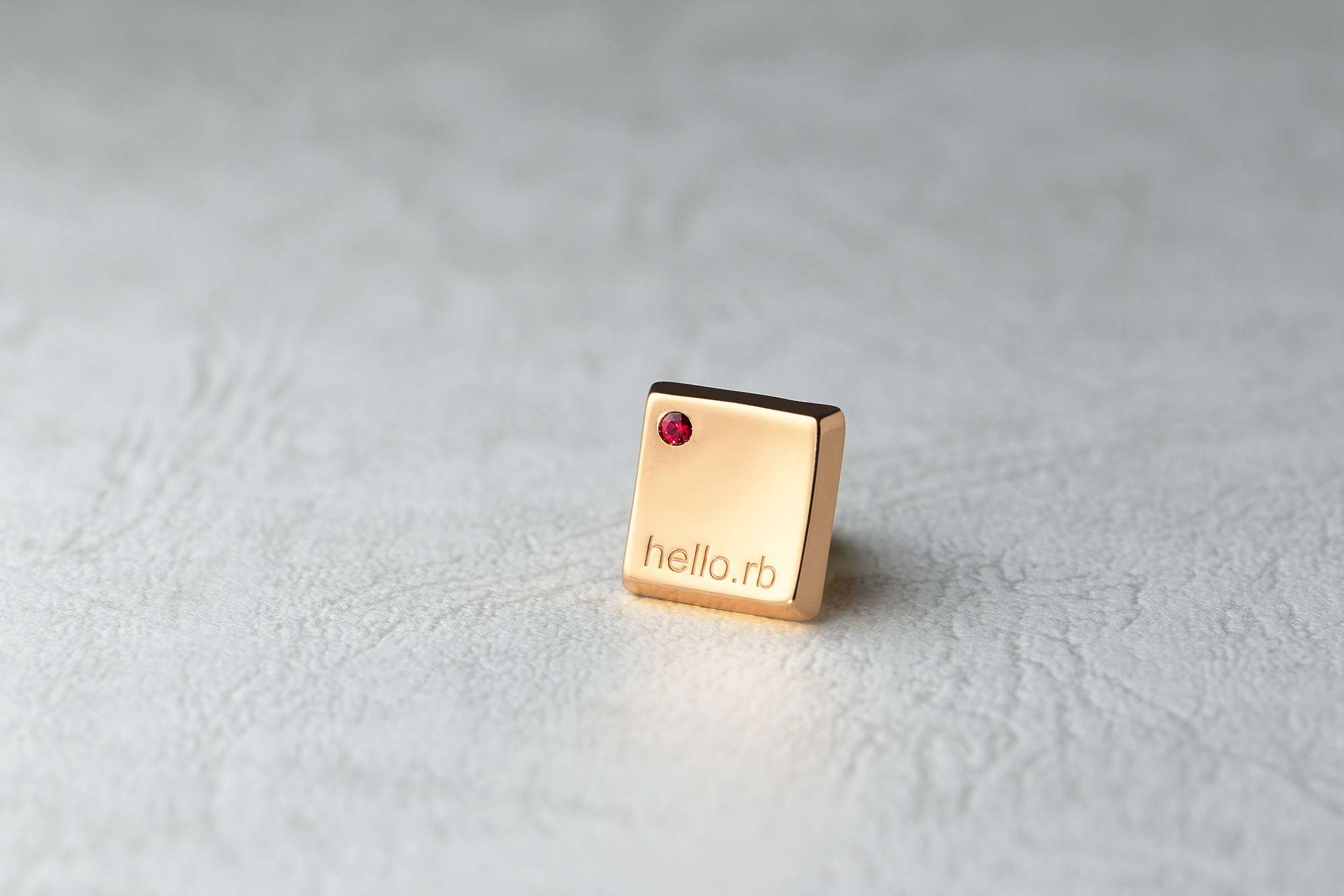RubyKaigiのノベルティ用に、本物のRubyを使ったピンバッチをご用意しました