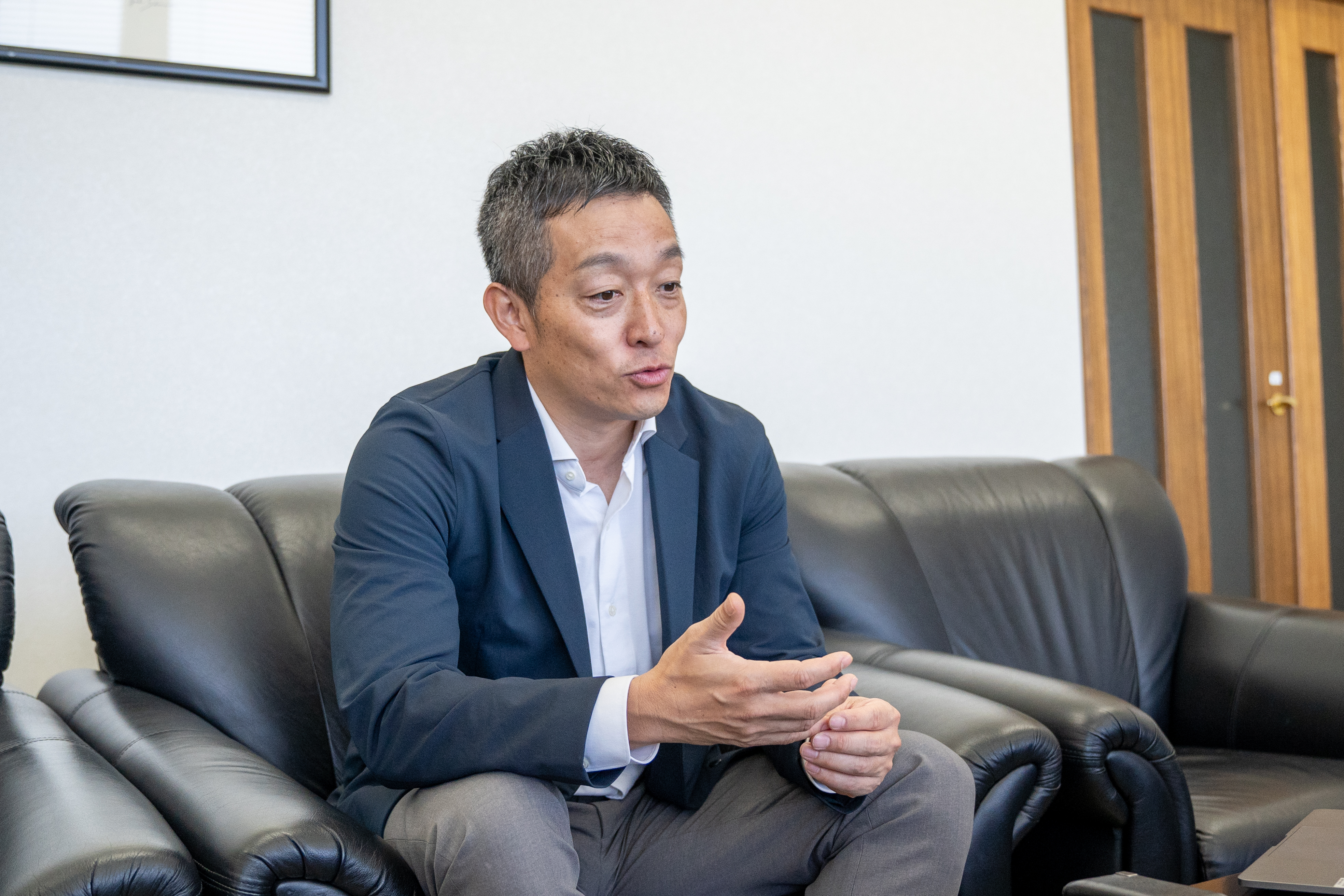 インタビューに答える、まるや商事３代目、     宮尾寿彦社長。商品開発の〝裏方〟としてのこだわり続け、会社と事業を成長させてきた。