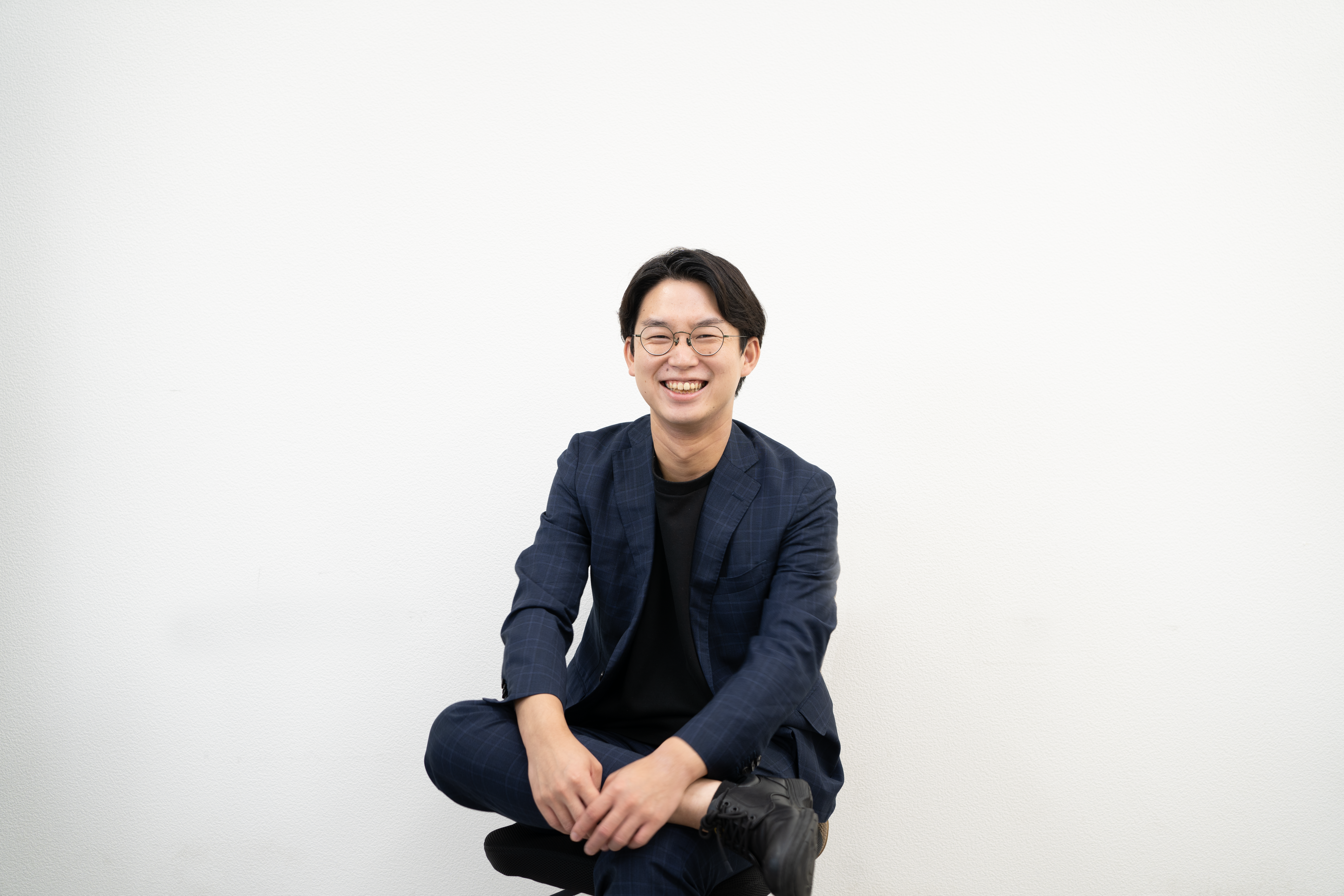 【逆にCEOからメンバーにインタビュー】どこまでも誠実でクライアント想いのトップディレクターのバックグラウンドとは