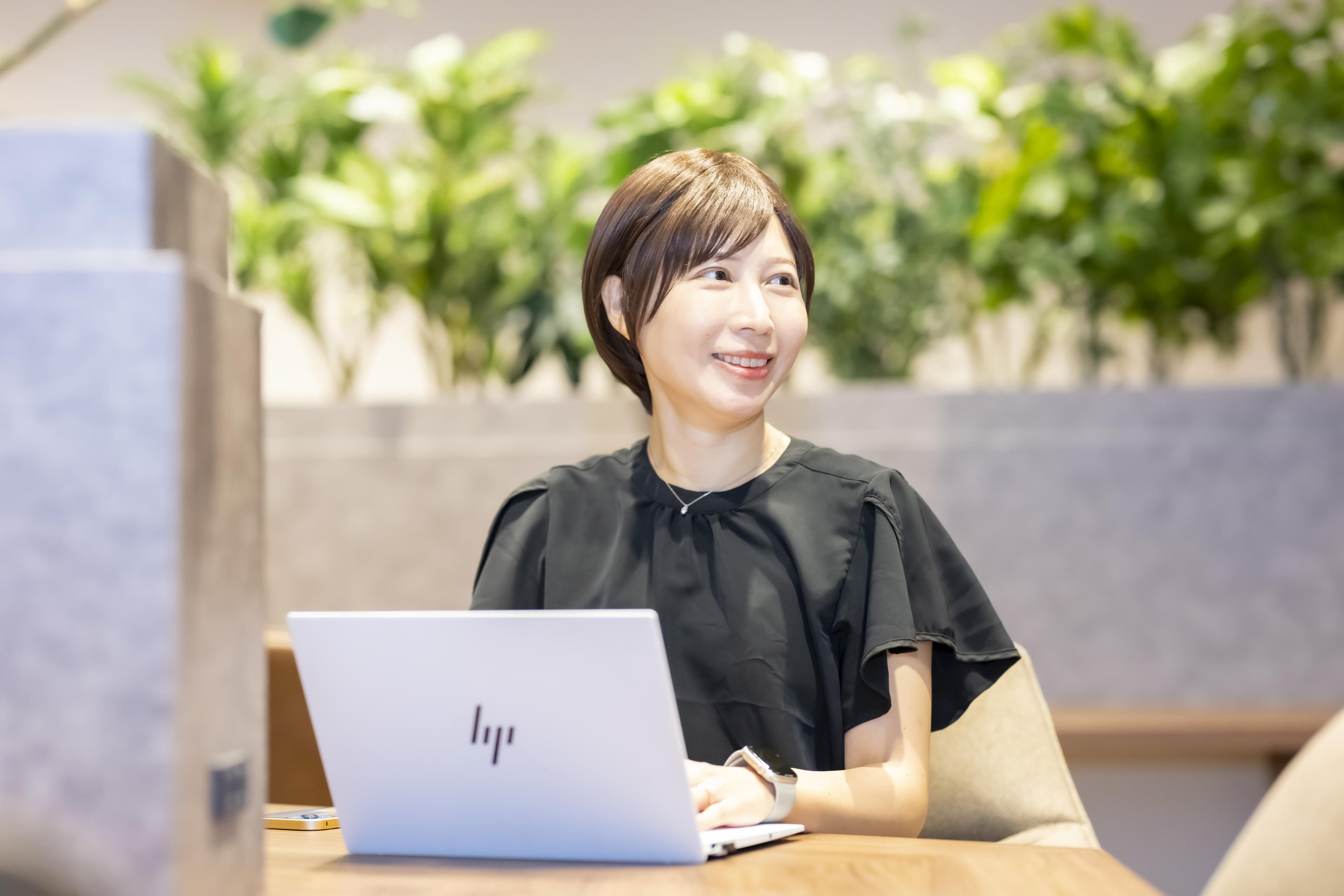 【社員インタビュー】カスタマーサクセスとしてパーパスを追求する｜CCO（最高キャリア事業責任者）　眞殿 裕美（まどの ひろみ）