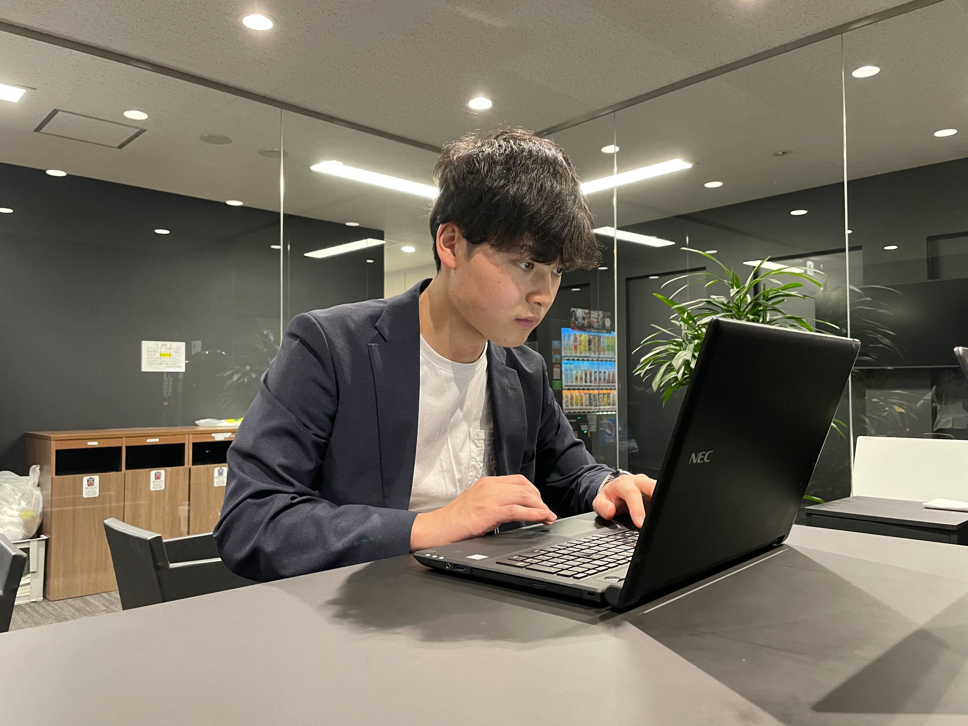 俳優からITへの異色のキャリアパス〜未経験から2年で100万ユーザーアプリのPMを勤める若手ホープに迫る〜
