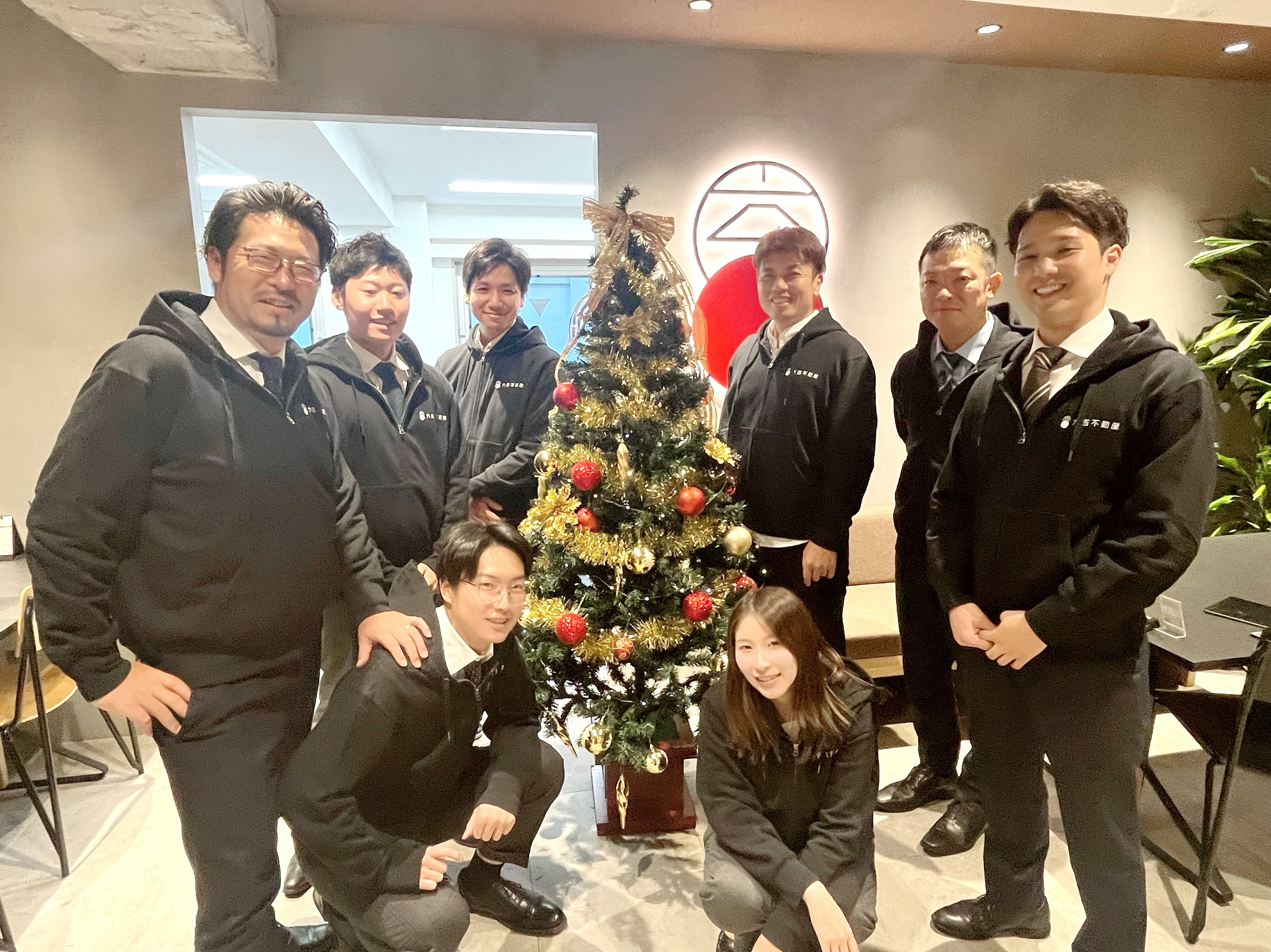 大吉ロゴパーカーとクリスマスツリー