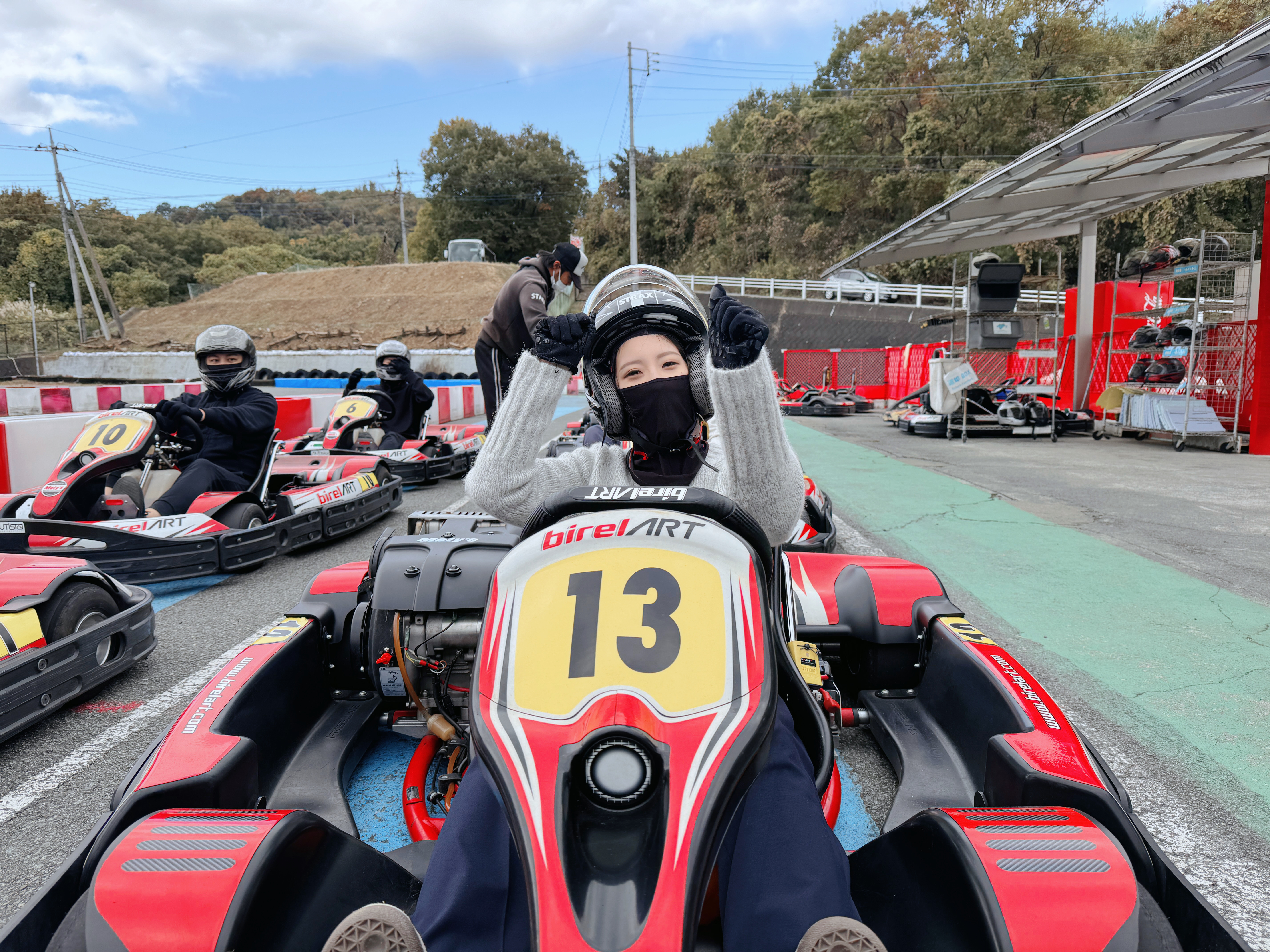 【社員旅行①】「え、社長も全力！？」ゴーカートが熱くする非日常の体験！