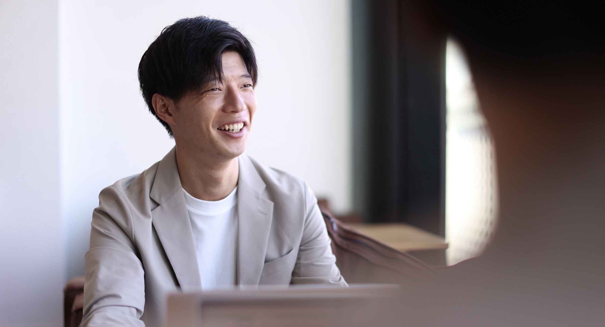 【社員インタビュー】Youtuberも兼業する、”少年心を忘れない”彼のスタイルとは