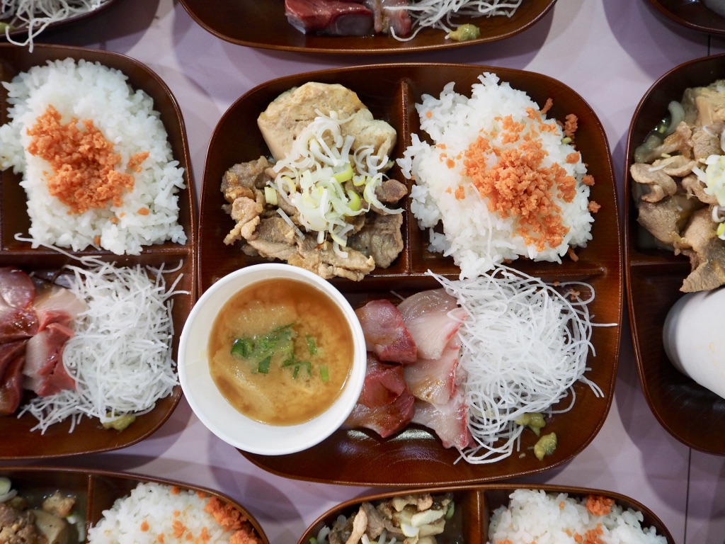 ずらりと並ぶ、彩りごはん。本日のぺランチ！