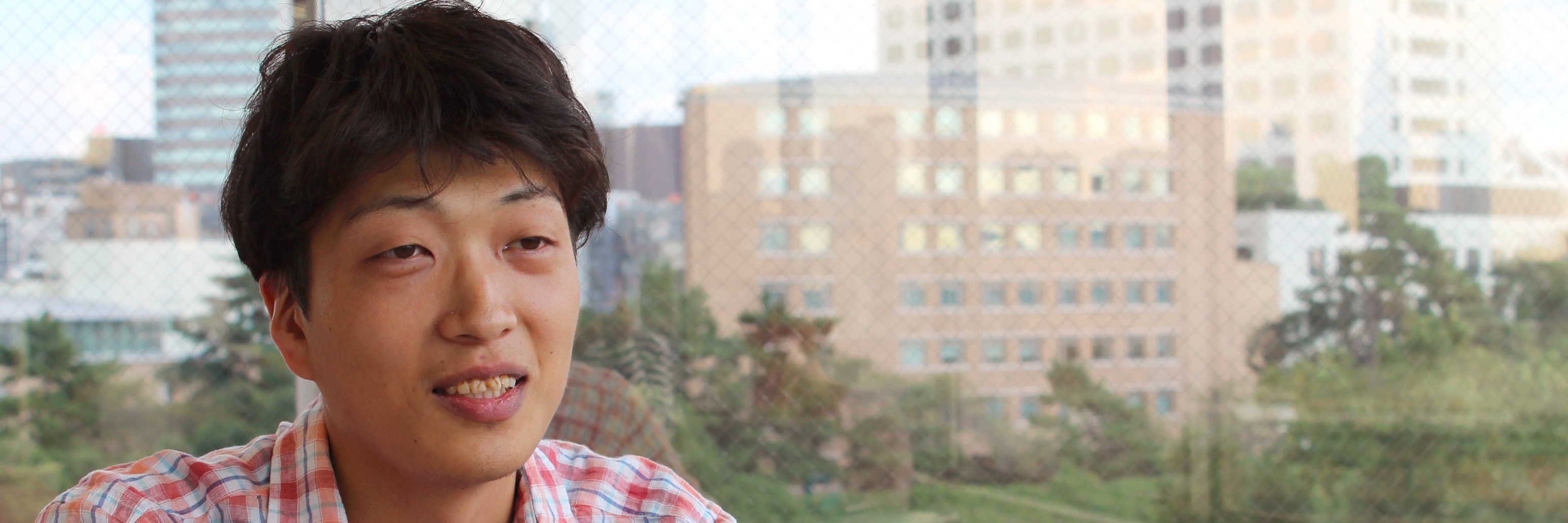 新聞奨学生だった経験から、経済的理由で塾に通えない人々に教育機会を提供できる仕事を志し、葵に。