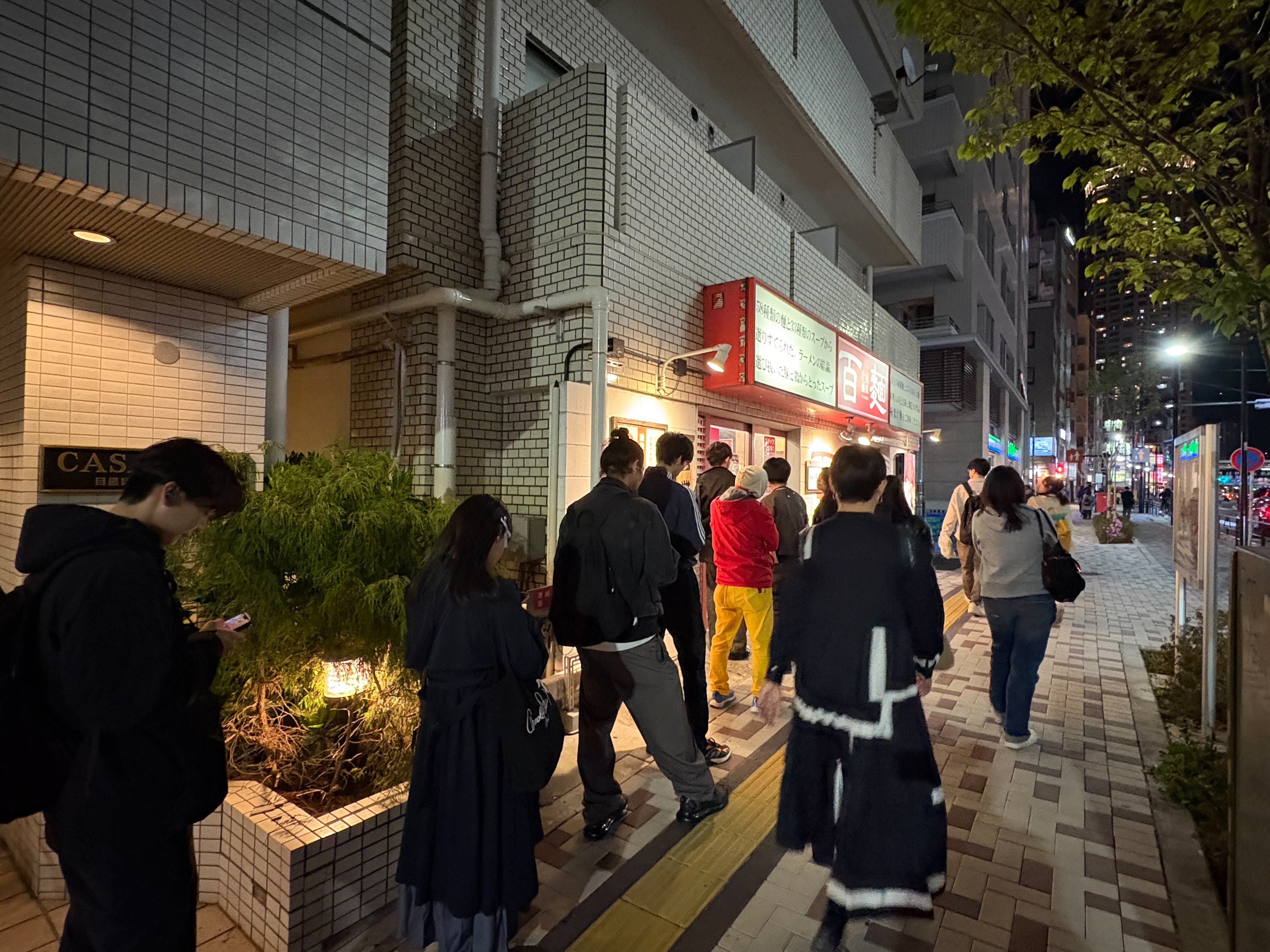 行列のできるラーメン屋 in中目黒