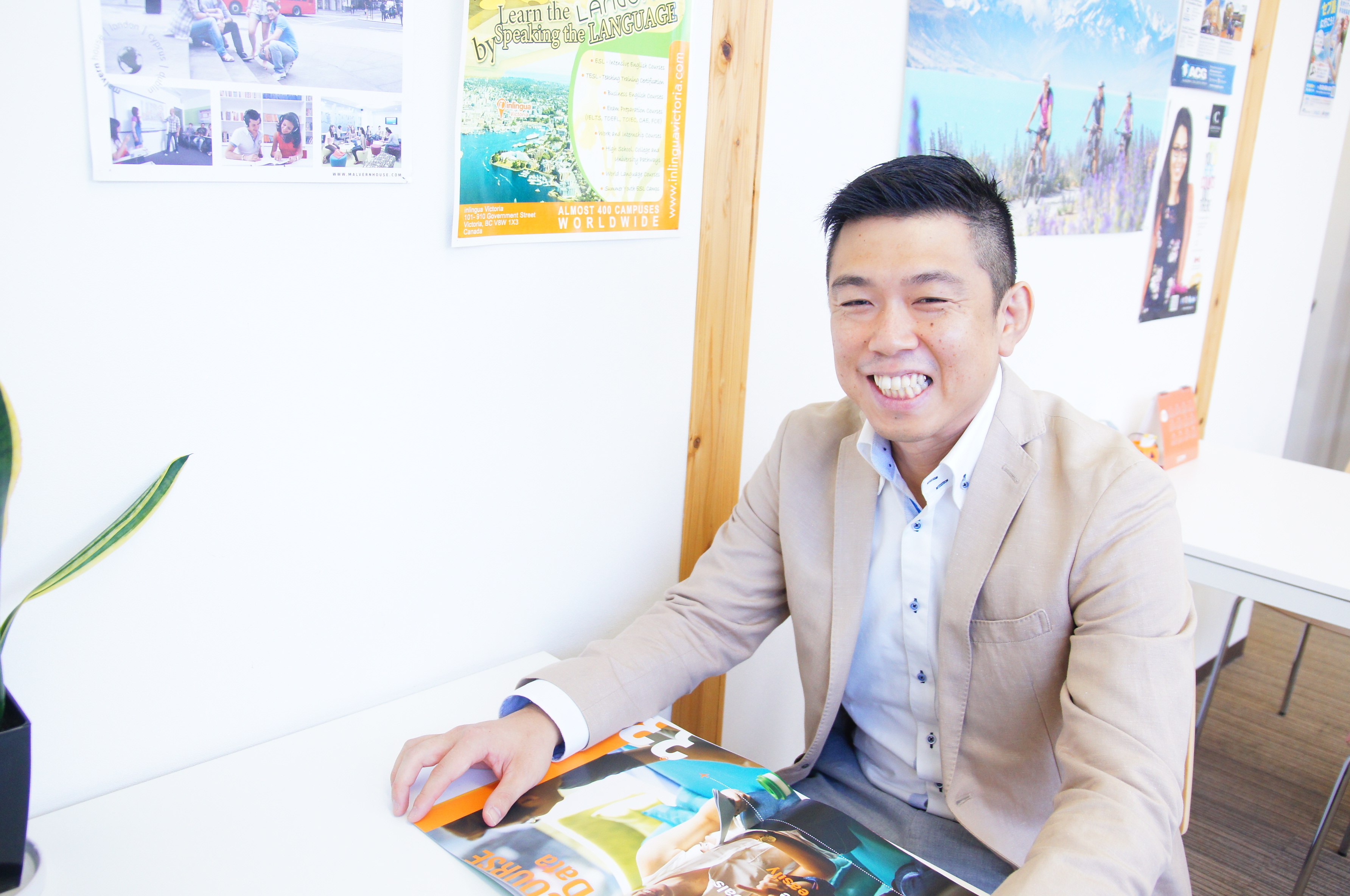 留学カウンセラーの鈴木克典です