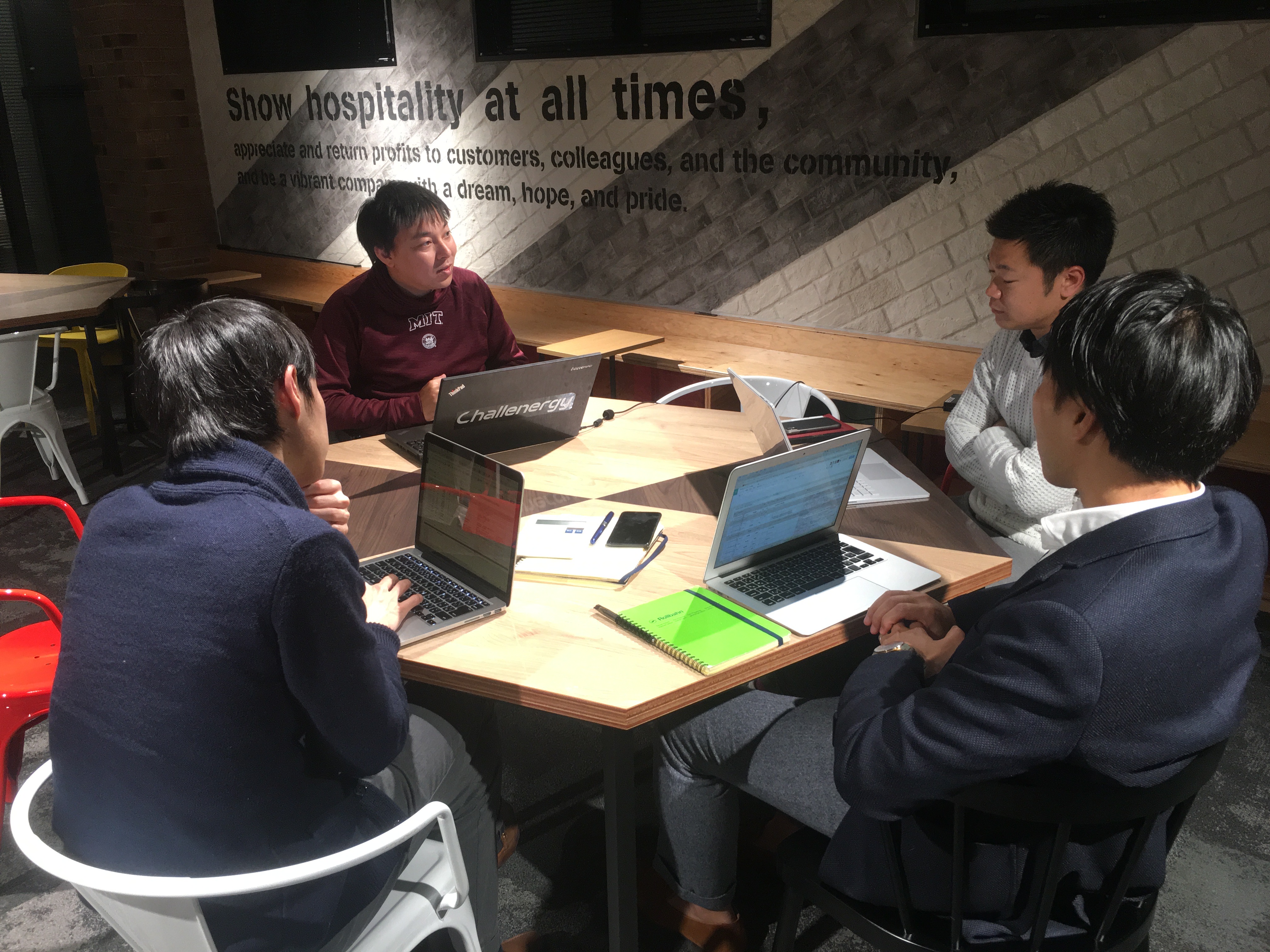 チーム紹介 #1　"多様な個性が生み出す化学反応"　開発チーム