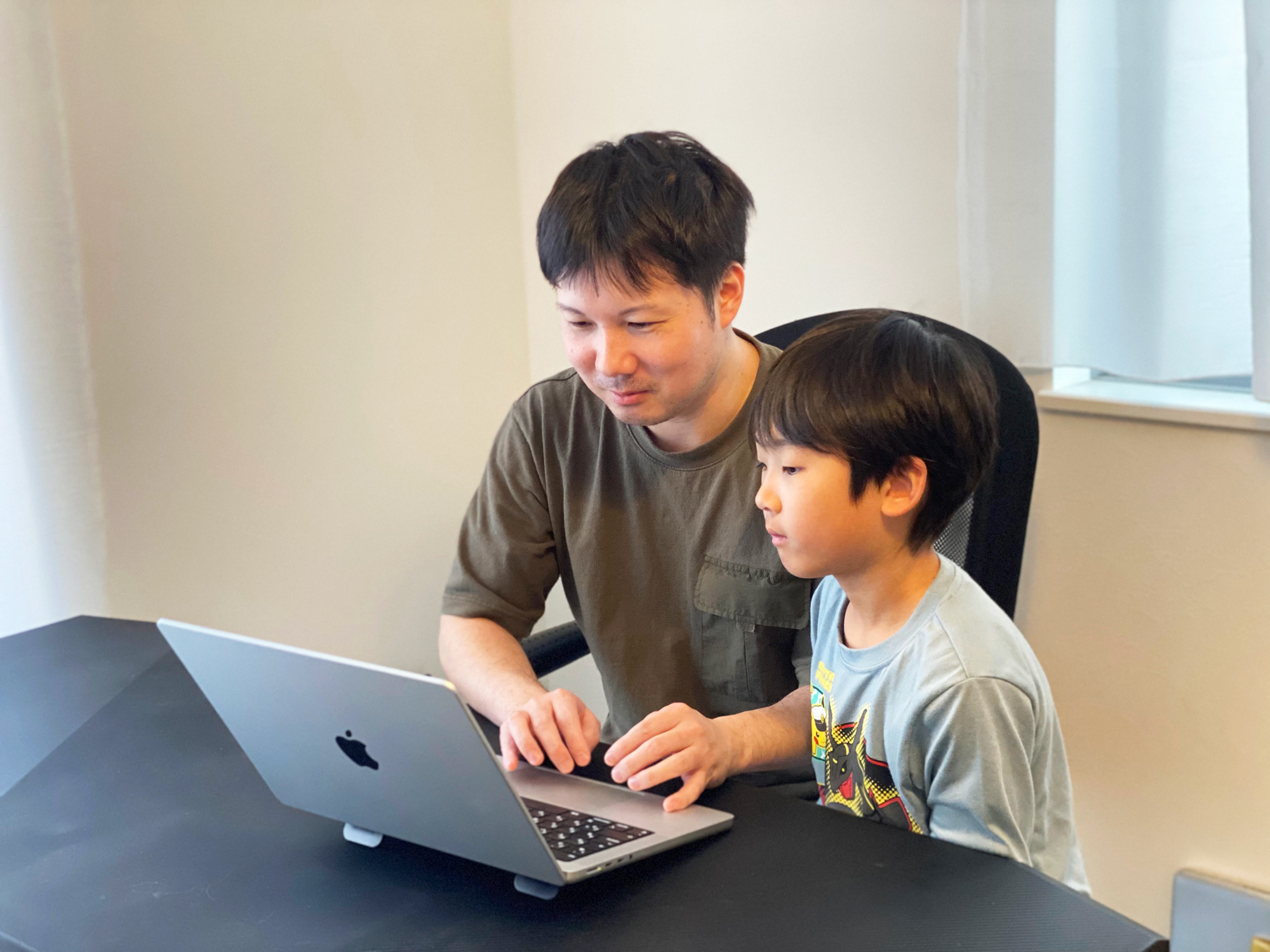 3児を育てながらエンジニアとして働く。フルリモートで叶えた家族との時間とキャリア