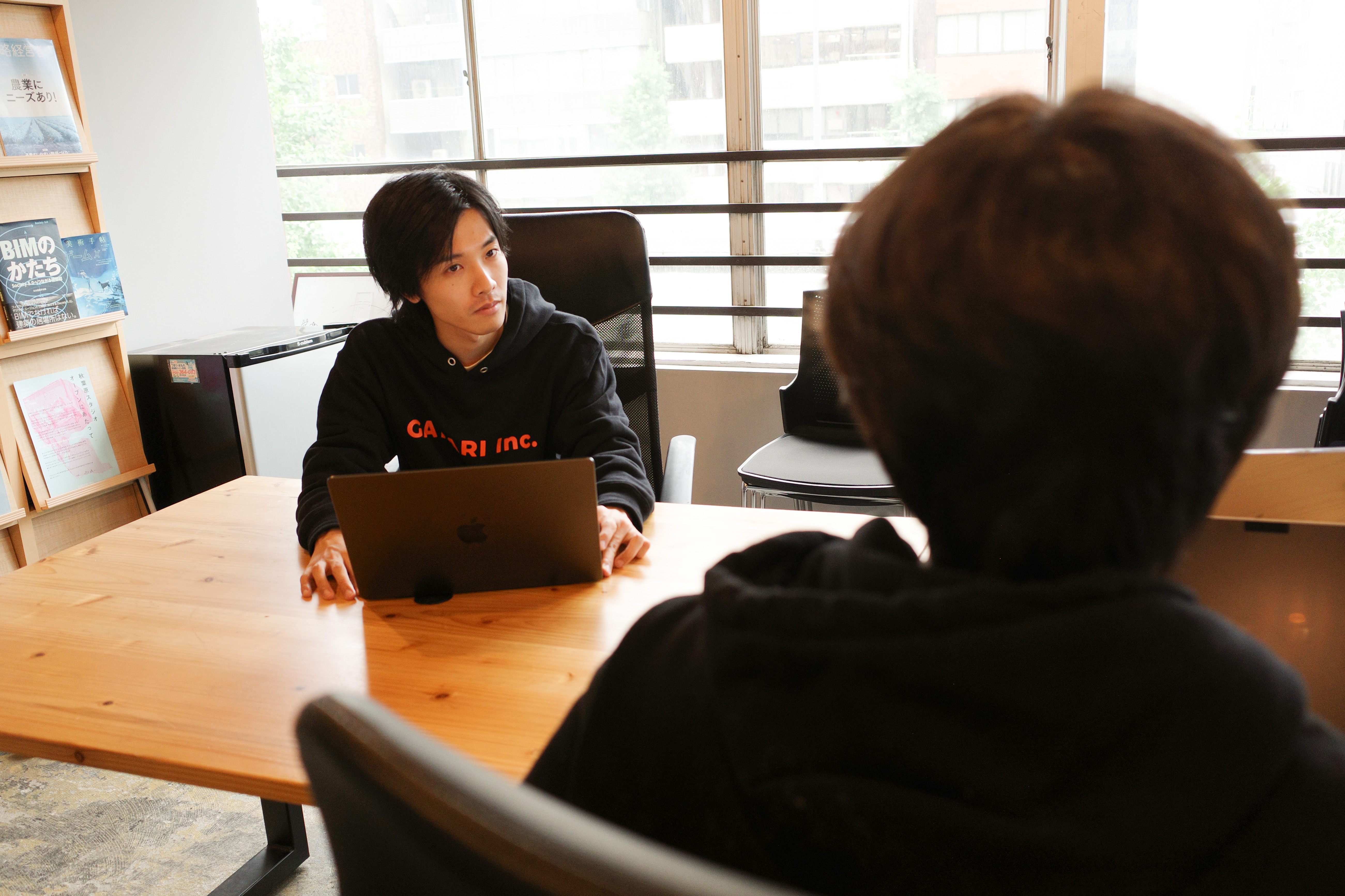 ゼロから「仕組み」を作り、プロダクトの未来を拓く。GATARIエンジニア的野が語る、挑戦と成長の軌跡
