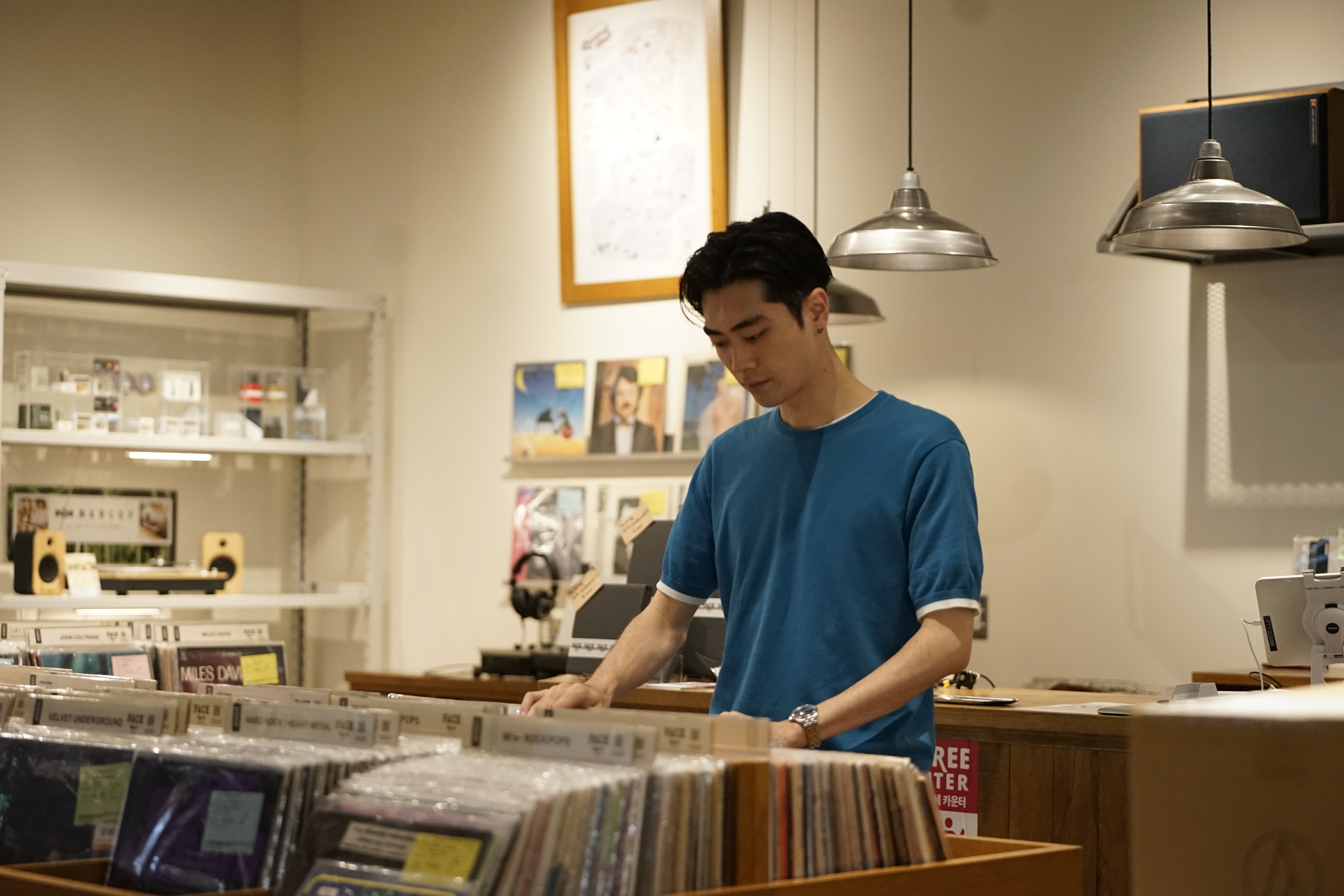【社員インタビュー】「好き」を仕事に ─レコード専門店で働くことの魅力とは