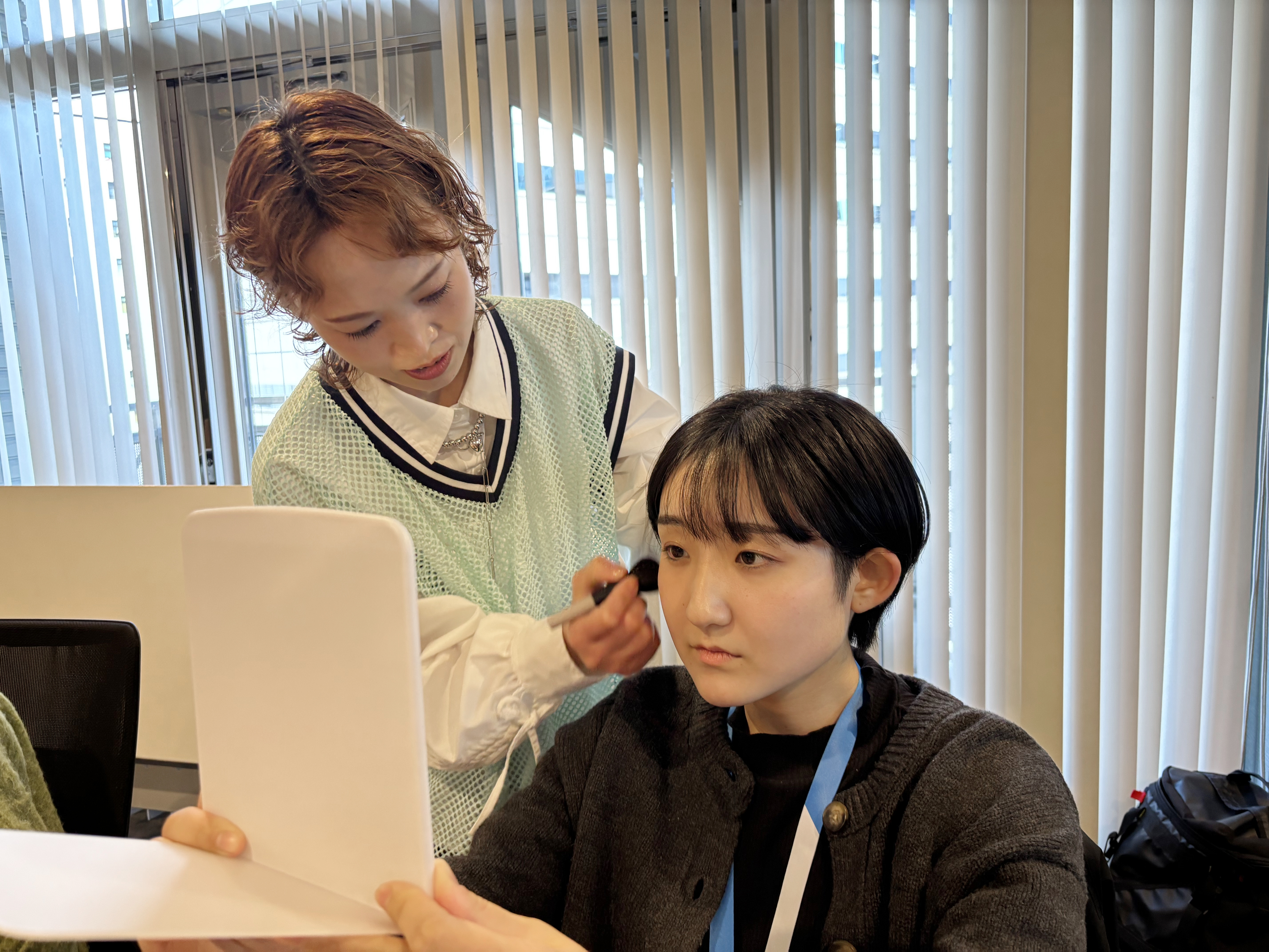 メイク道具がずらり…！？IT企業での「印象マネジメント研修」、その中身とは？