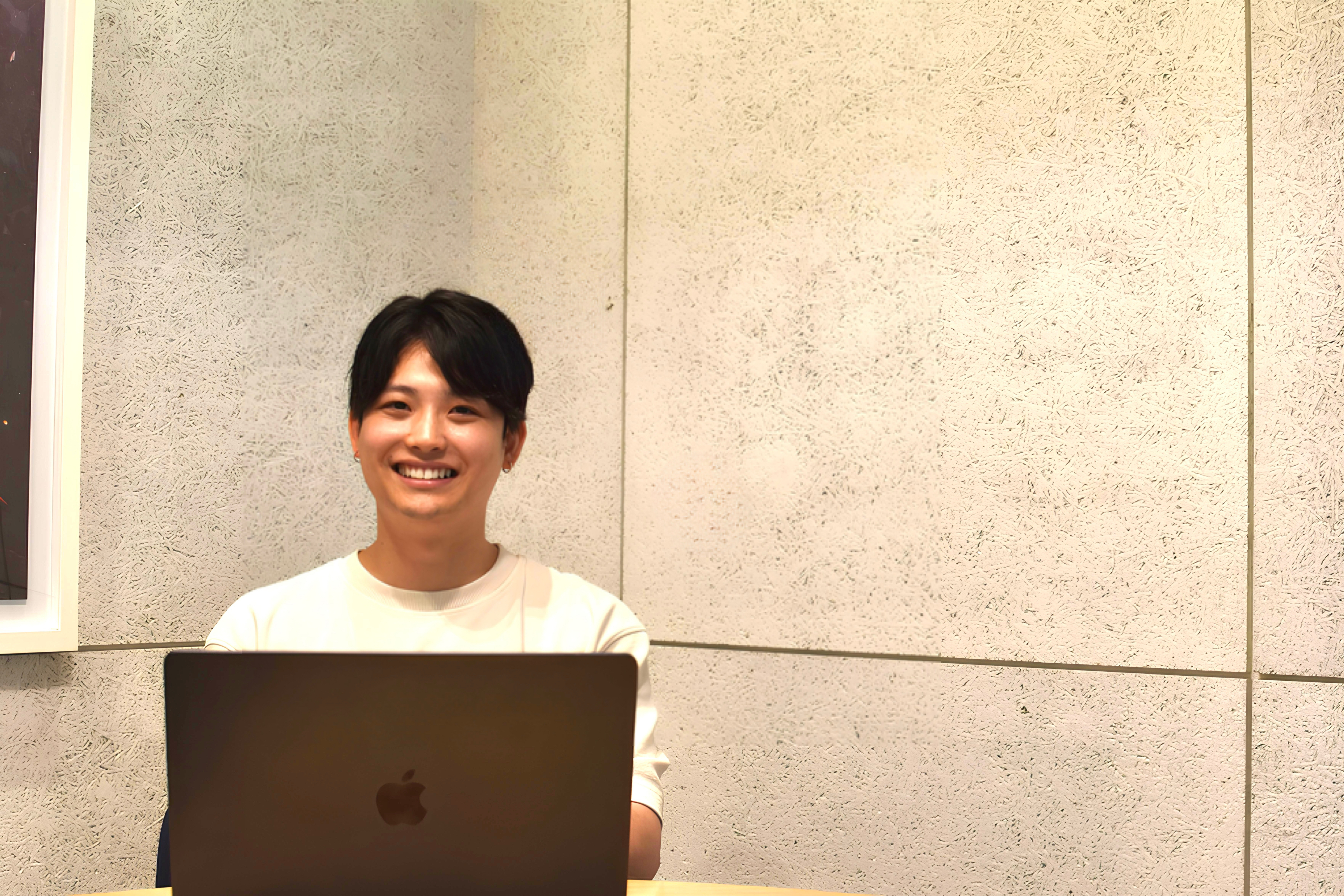 公務員からスタートアップのエンジニアへ。思いやりで支えるチームとプロダクト【社員インタビュー】