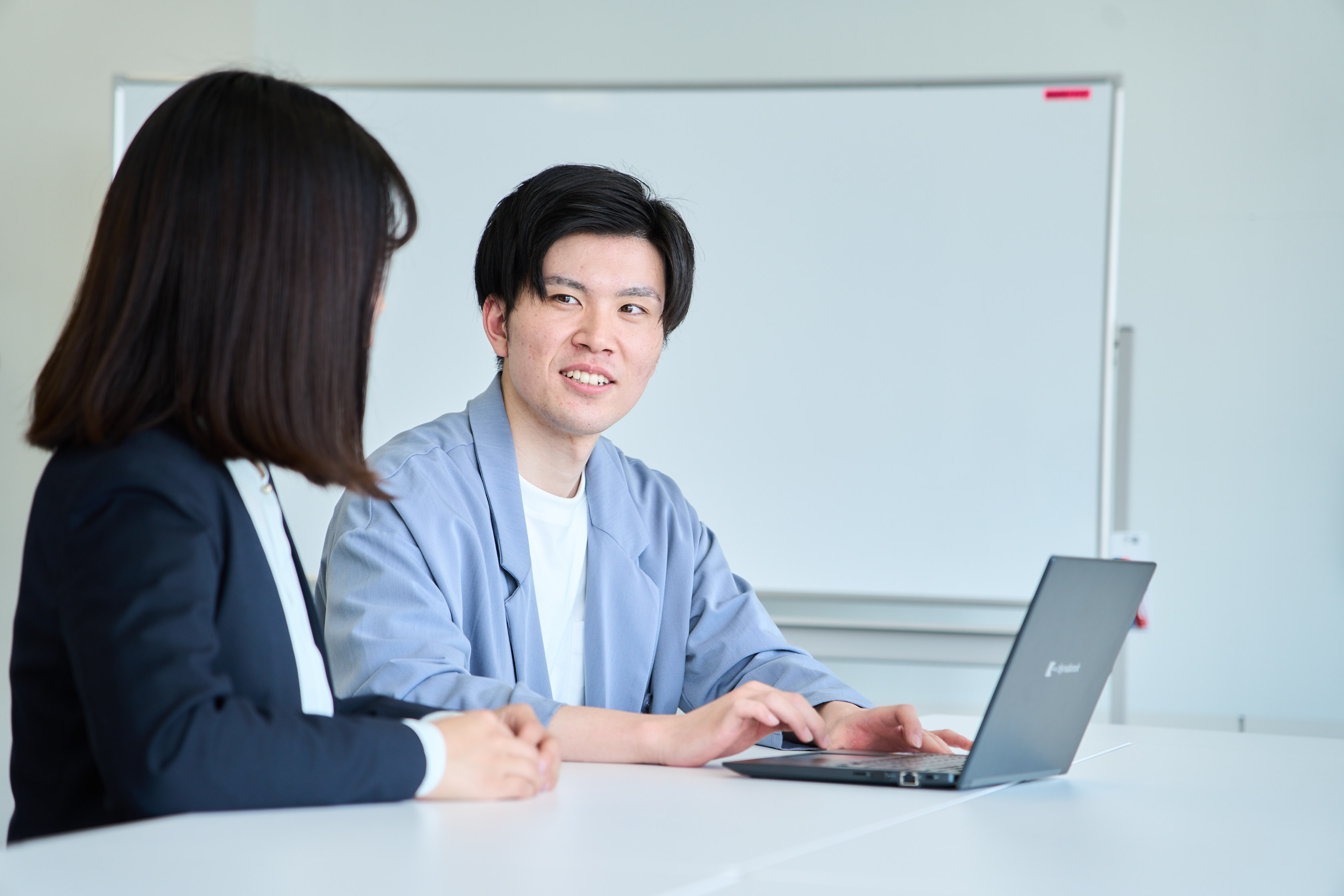 「人の温かさ」で選んだ会社で、今、自分らしく働いています──CS部・シンさんへインタビュー