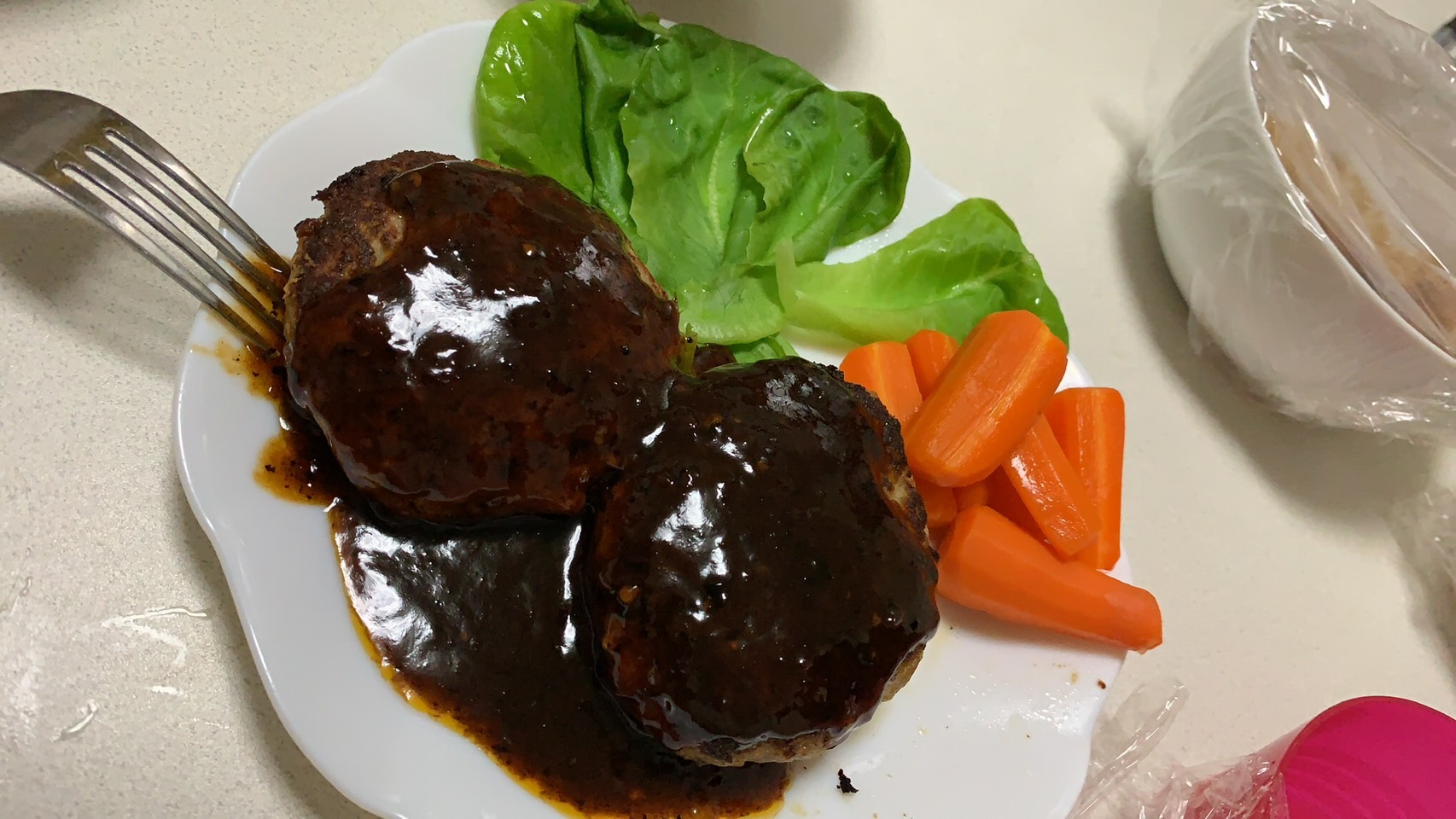ハンバーグにはチーズin派？私は乗っける派です。