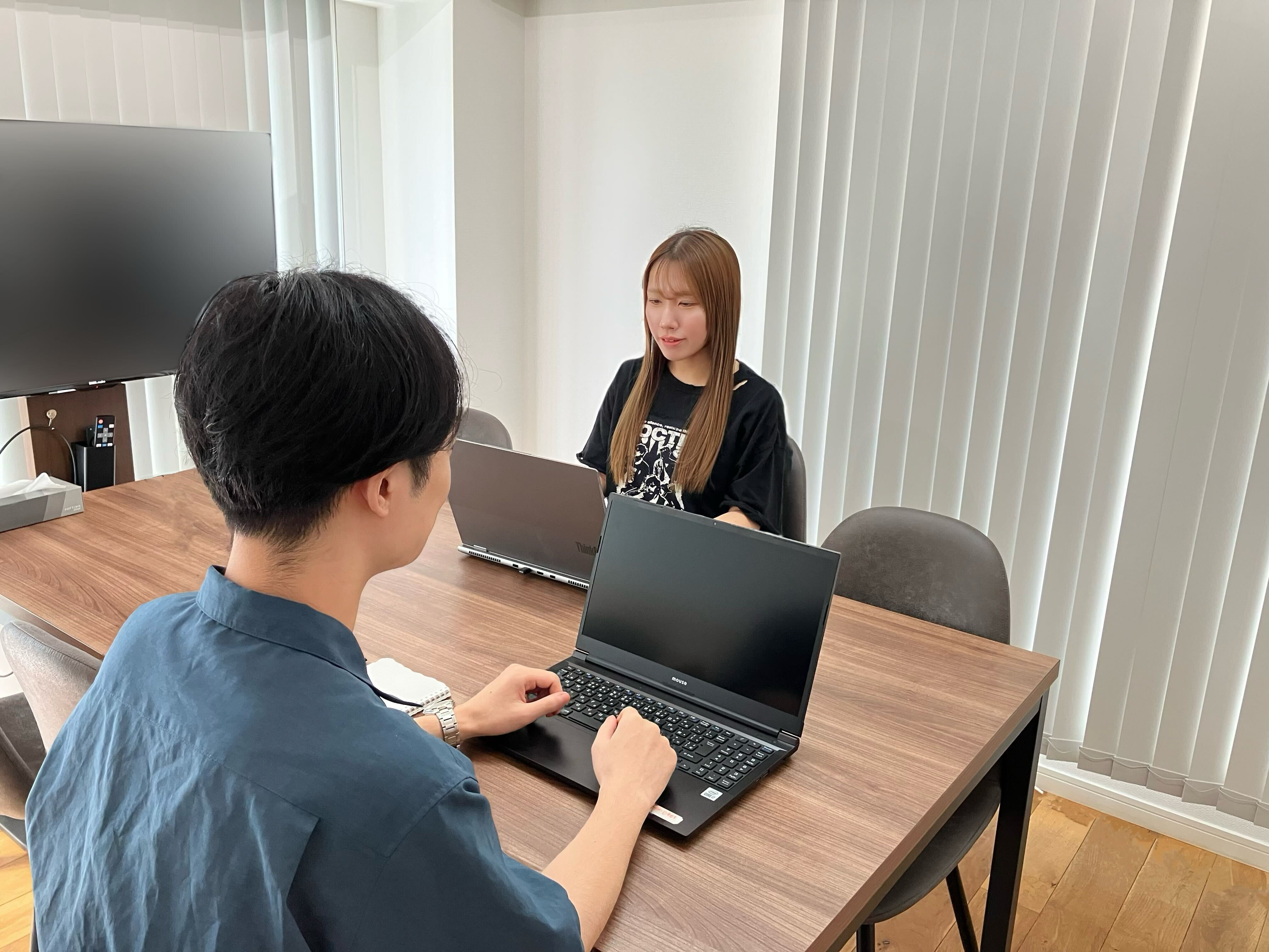 【社員インタビュー】エンタメ業界経験者がカラフに入社を決めた理由と入社後の本音