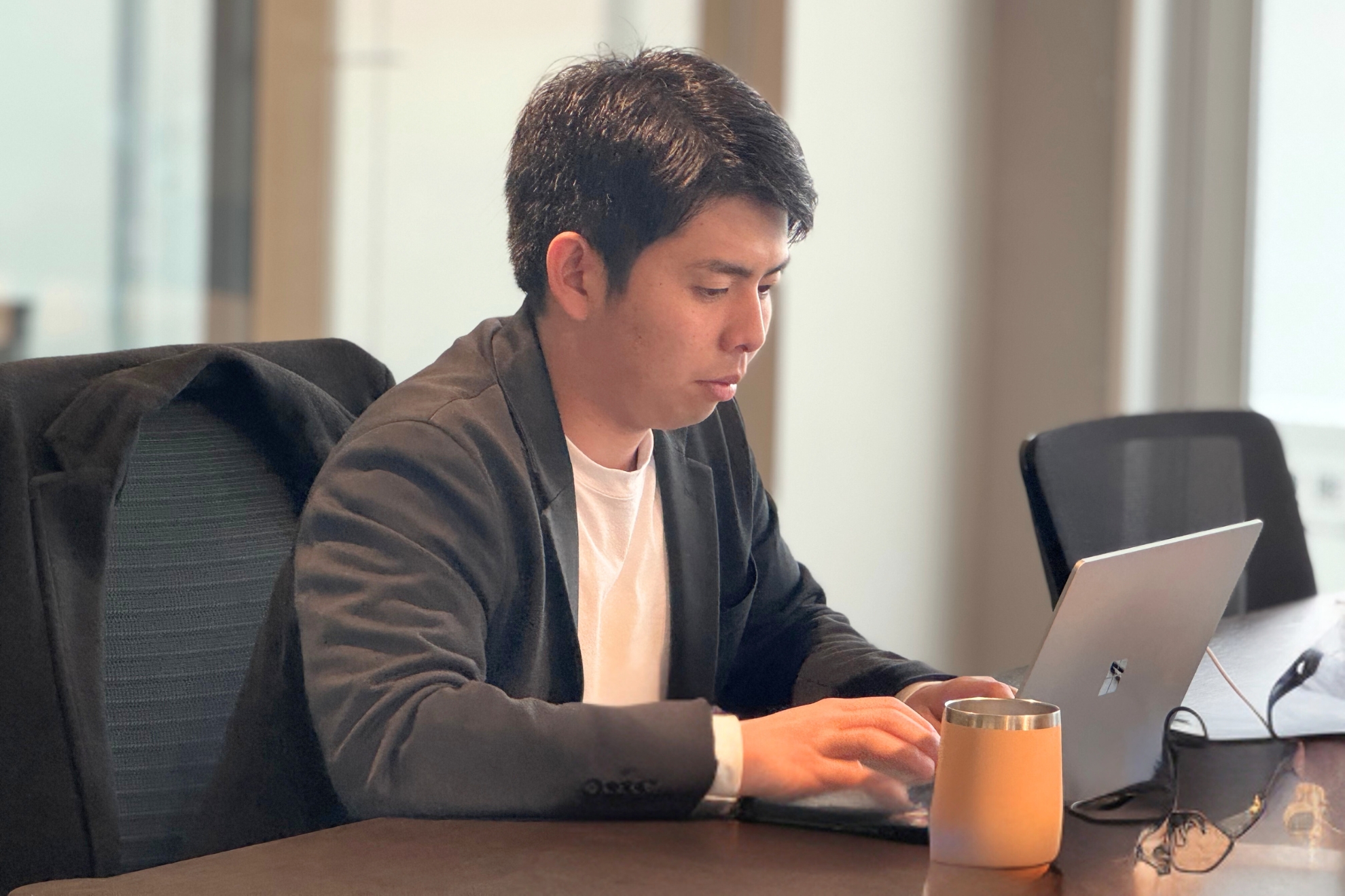 【異業種からの転職シリーズ】「自衛隊で“人を育てる”ことを学んだからこそ、ここには“人が成長する環境”があると感じた」――未経験からマーケティングに挑戦した元自衛官の決断【社員インタビュー】