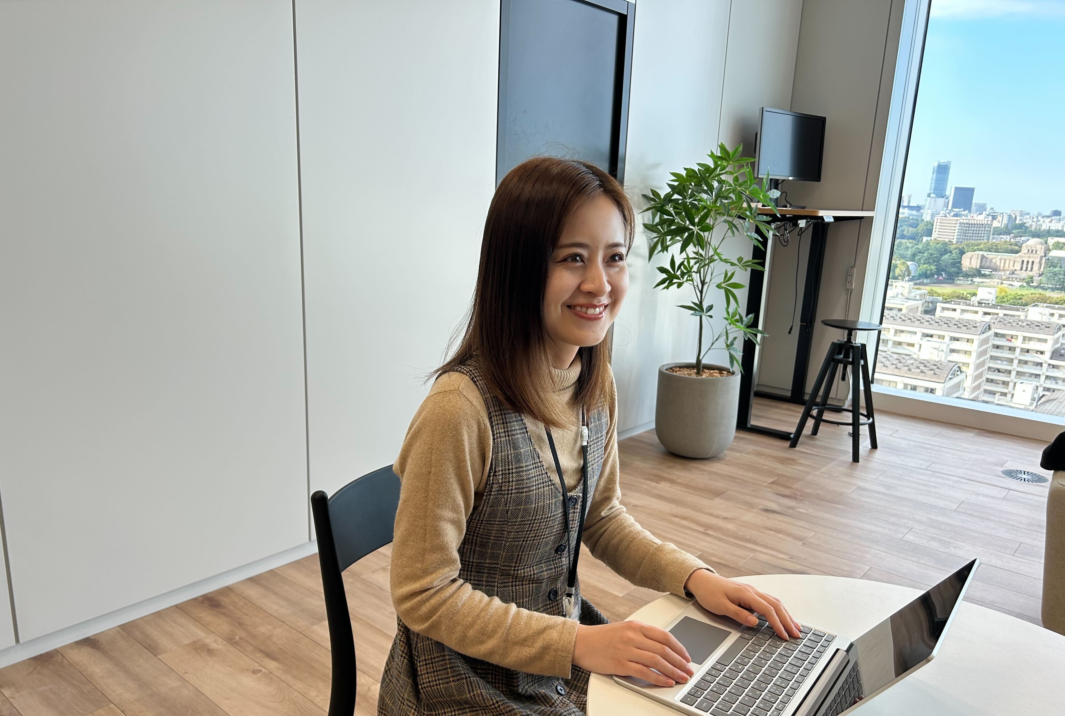 哲学専攻からIT業界へ。営業からディレクターへ。未経験から挑戦し、事業を動かす面白さとは。