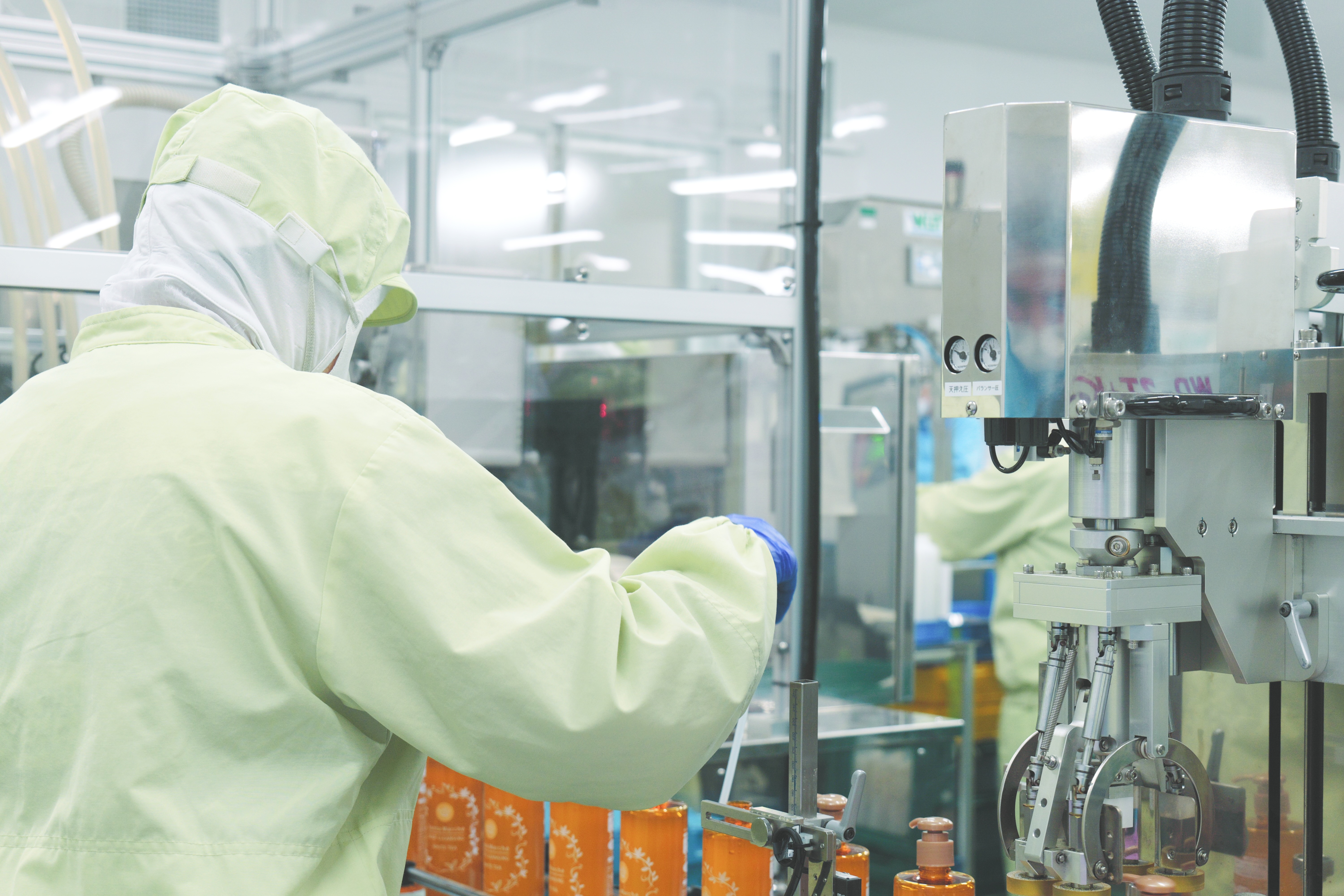 【スタッフinterview＃4】流れるラインの中で輝く、手のぬくもり。化粧品づくりの舞台裏