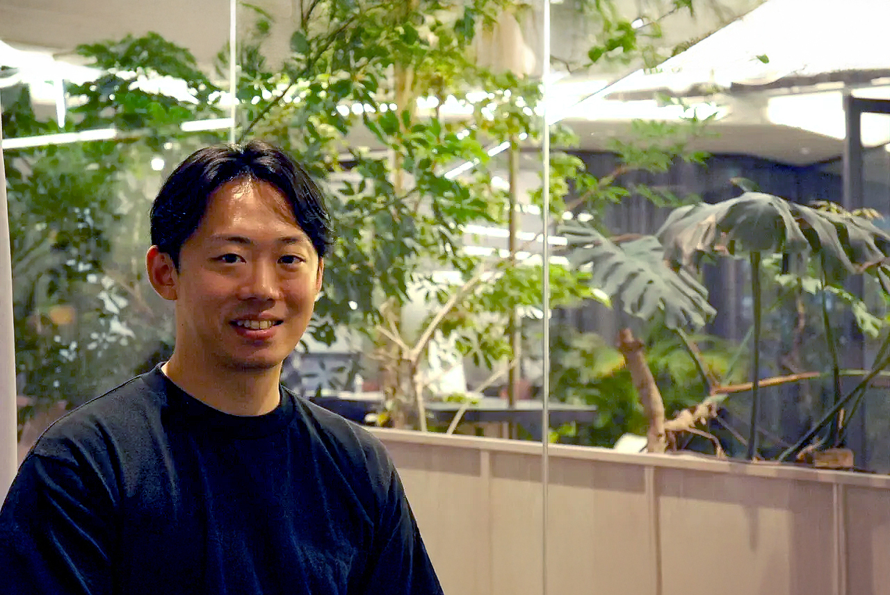 【社員インタビュー】芸人からアプラへ。6年越しに見つけた“だれかの自己実現を後押しする仕事”