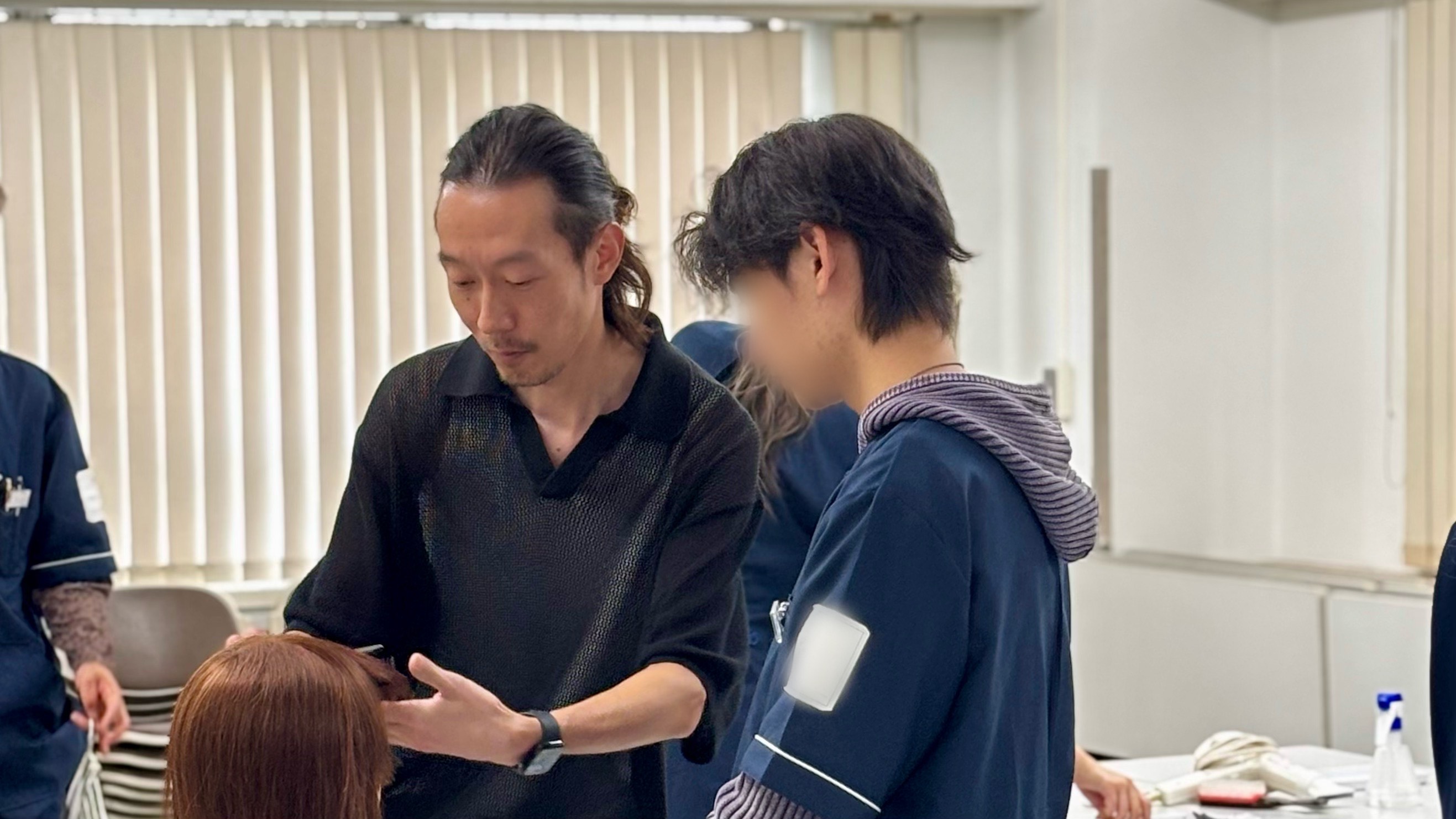 1年生がレイヤーカットに挑戦！渋谷美容専門学校でカット講習を実施しました