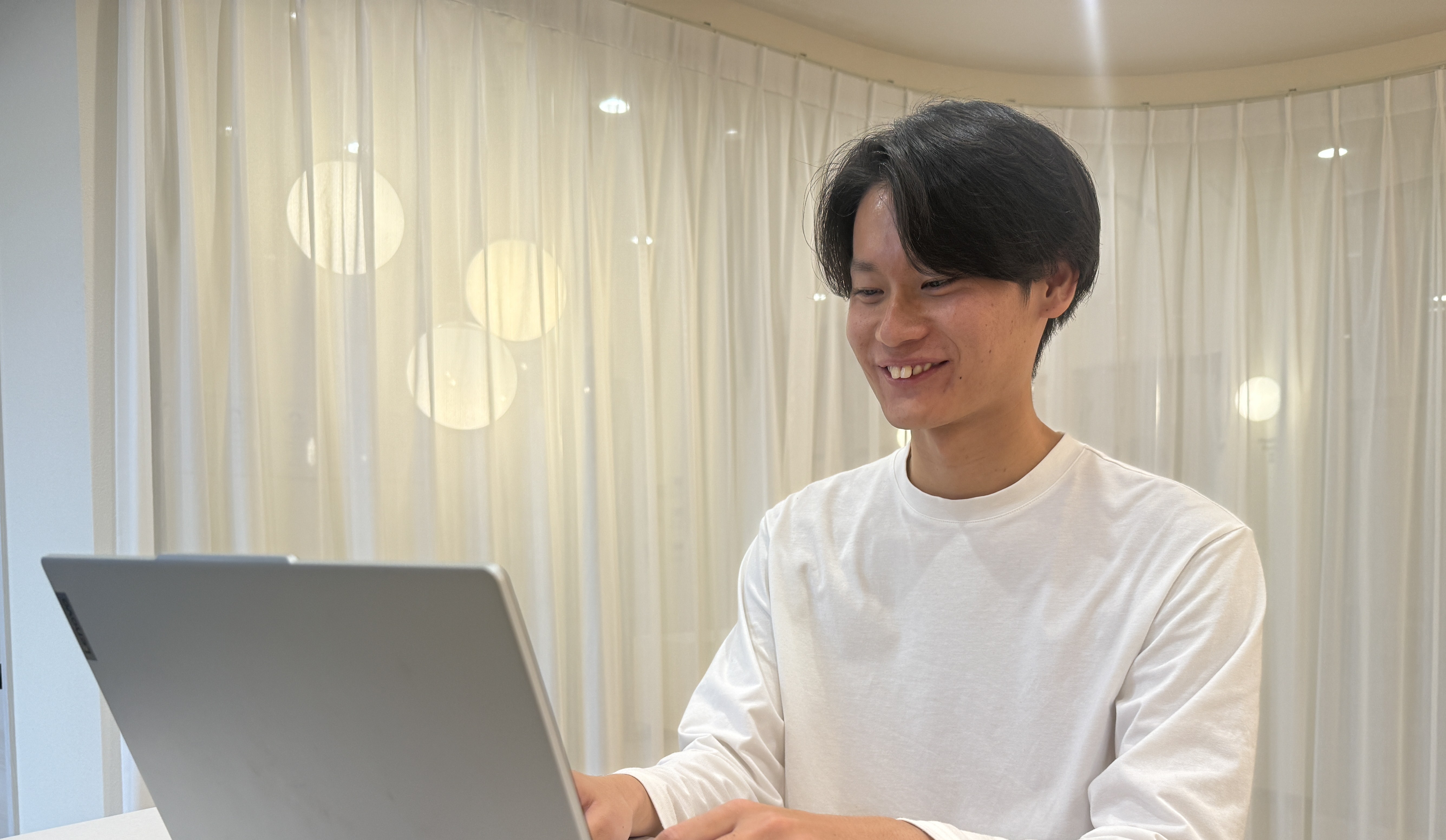 【社員紹介リレー🎤】「自然体で頑張れる環境を求めて」未経験から挑戦を続ける若手RAの成長ストーリー