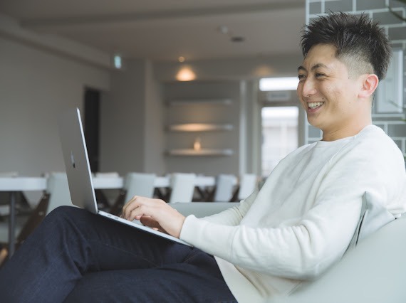 「Work is Awesome!」をバックオフィスから体現する。ENERGIZEGROUPが目指す「生産的なチーム」の第一歩を、リモートで一緒に踏み出しませんか？
