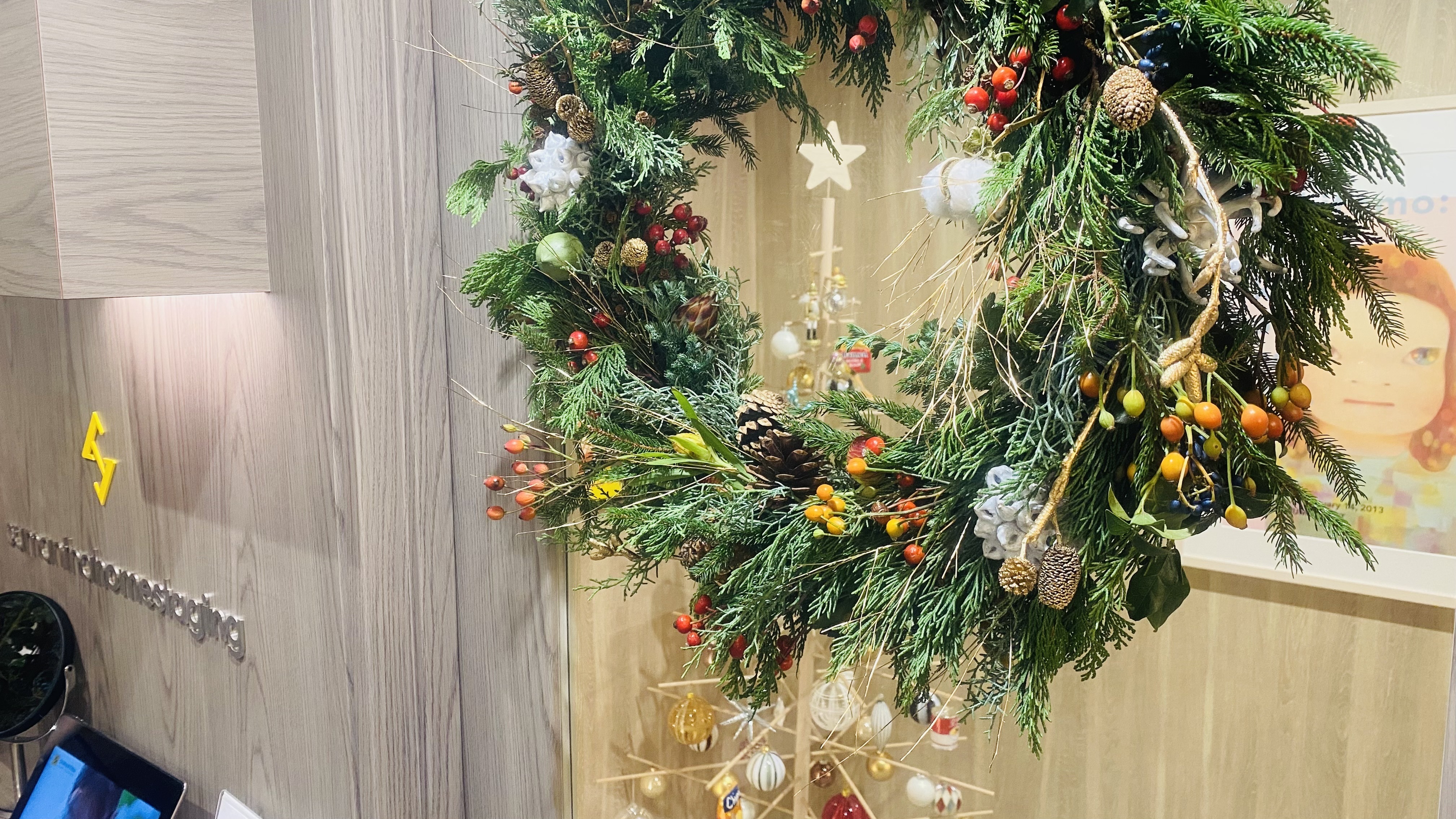 季節のしつらえを、みんなで楽しむ。今年もクリスマスリースが届きました｜サマンサの日常
