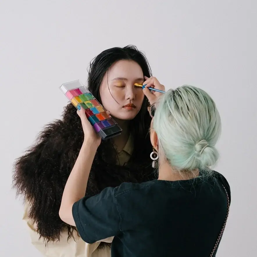 海外経験が変えた「察する力」。ヘアメイク×SNSマーケター・潮良子が語る、仕事の軸とカラリスの魅力