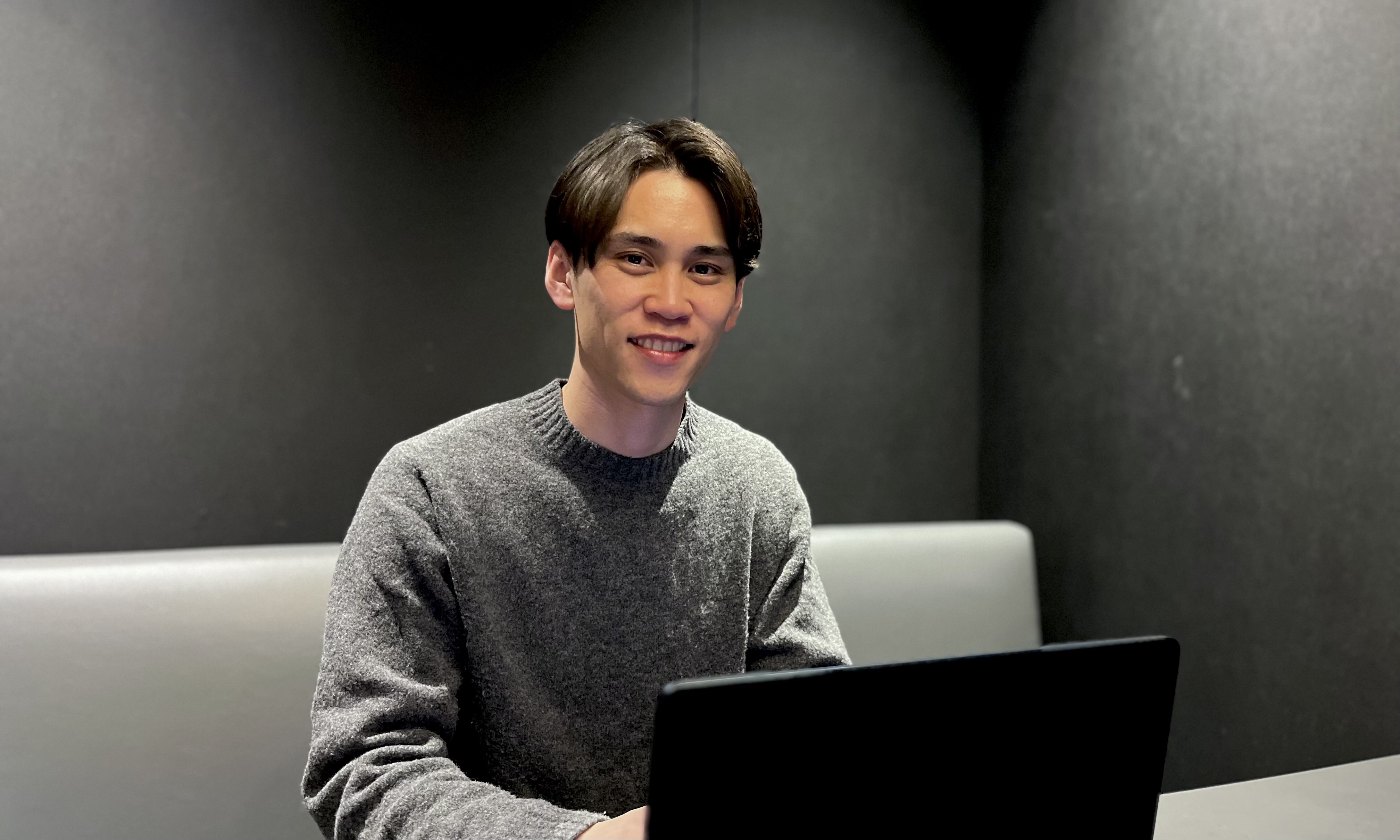 【社員ストーリー】寝坊・挫折・坊主。それでも前に進んだ男の営業論　「誰よりも稼ぎたい」その裏にある覚悟と葛藤